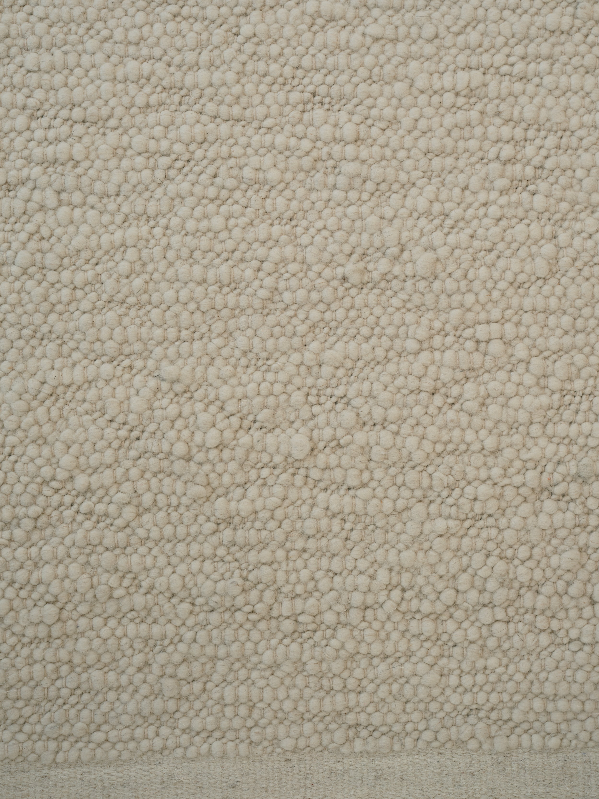 Koberec PEBBLED POEM zlomená bílá