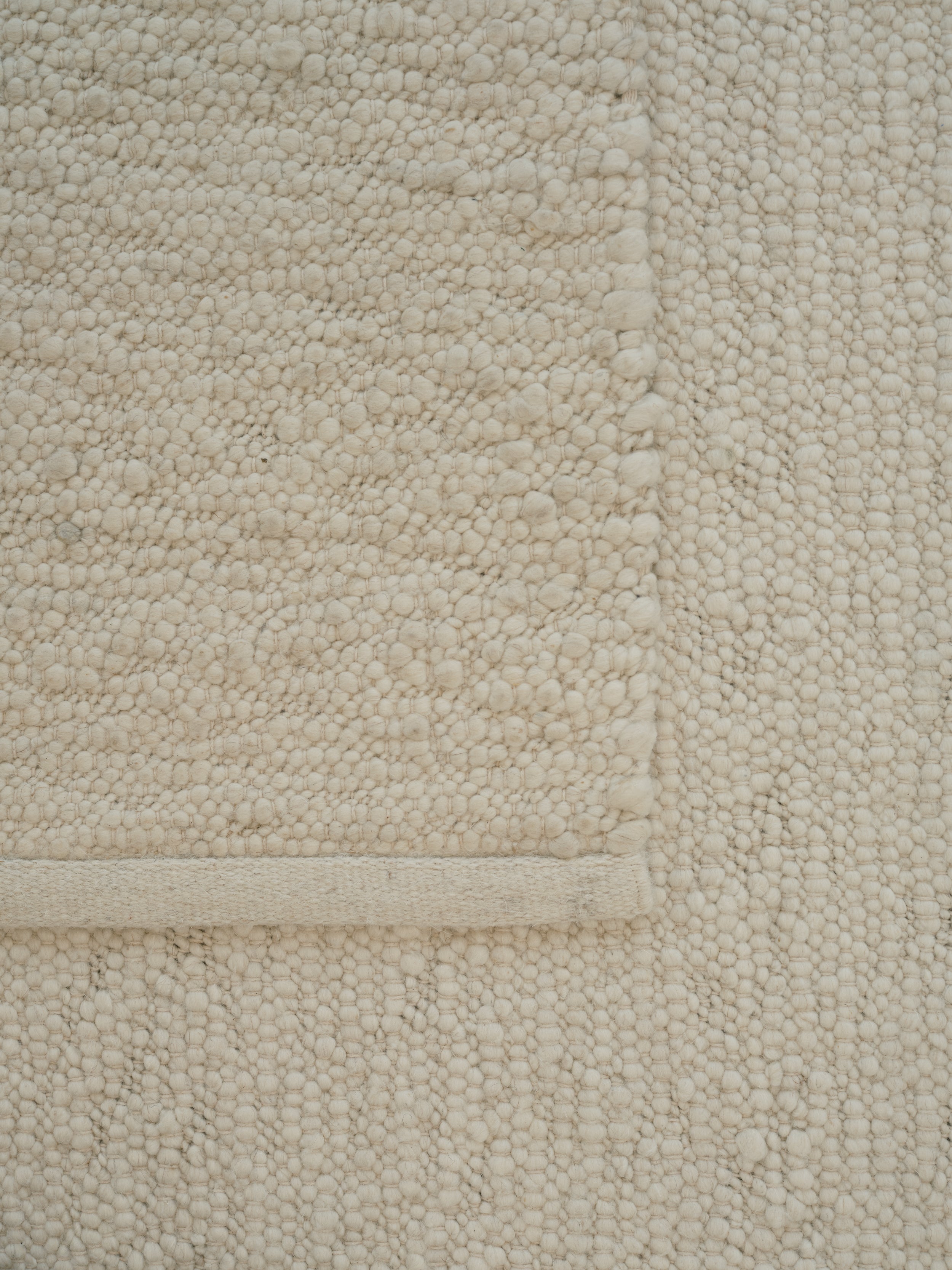 Koberec PEBBLED POEM zlomená bílá