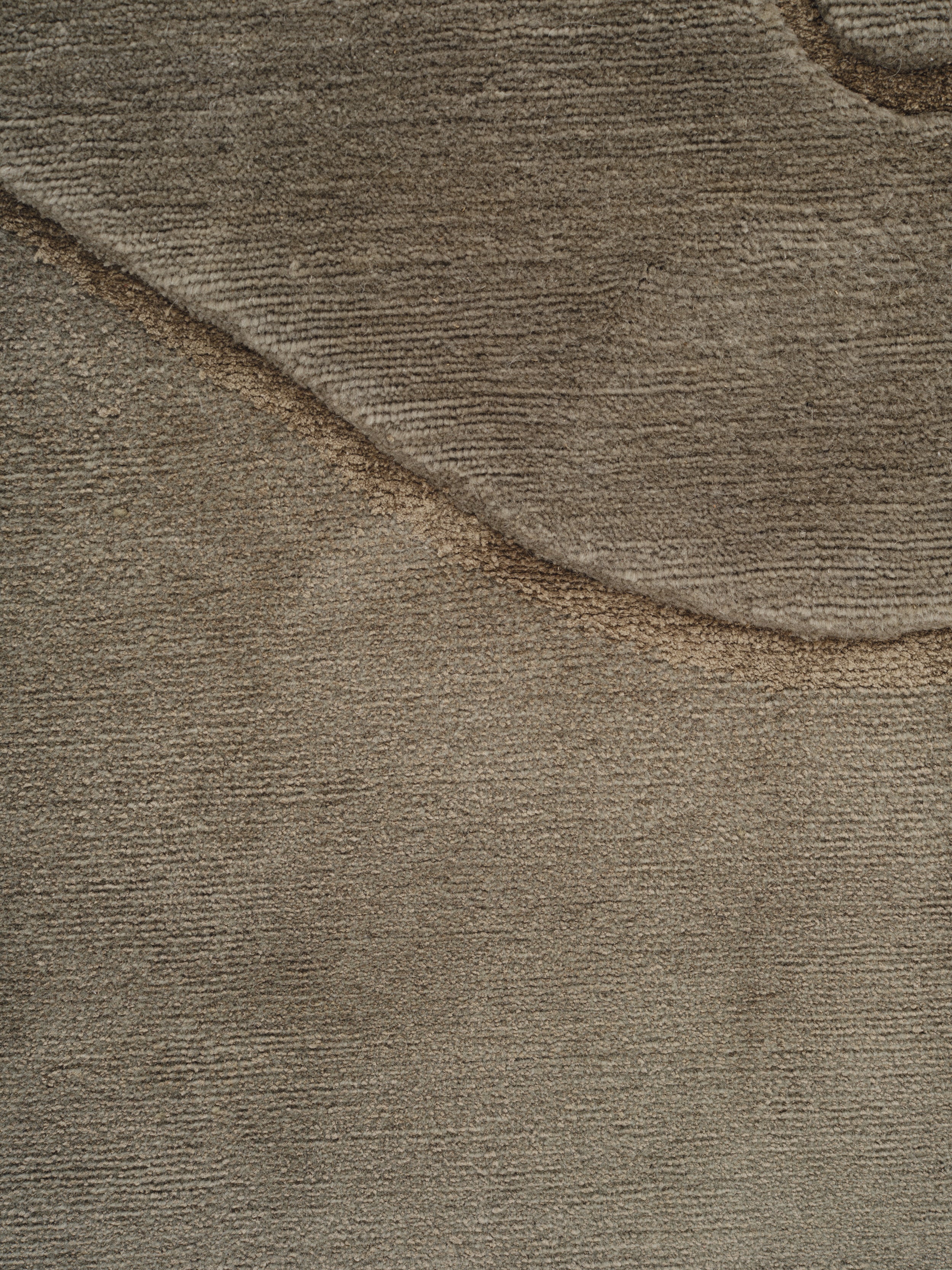 Dekorační koberec UNMASKED EYE tmavě zelený