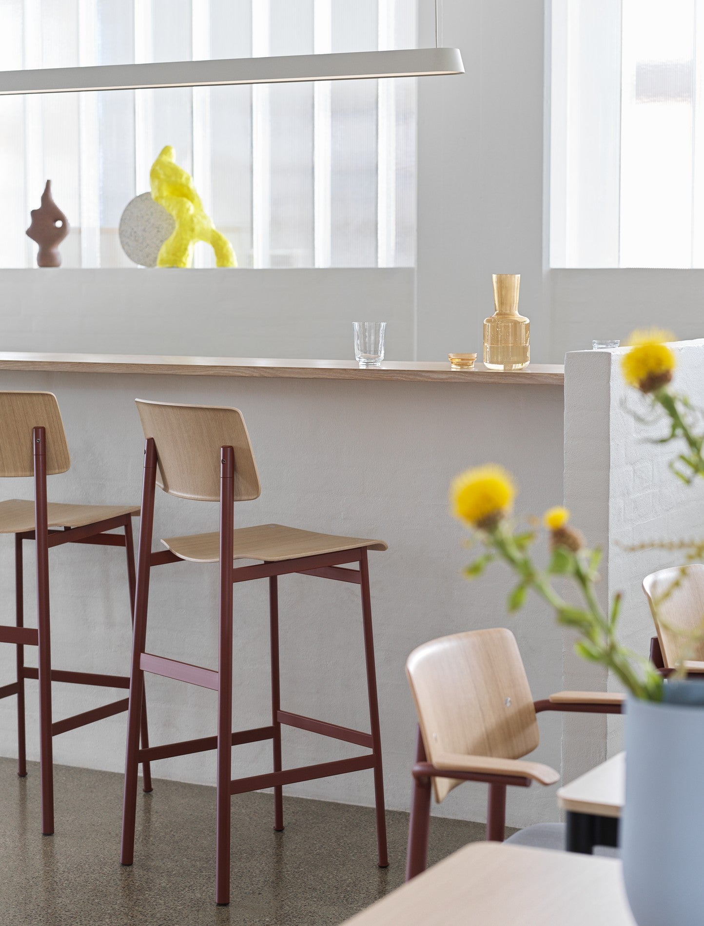Barová židle LOFT dýha z dubu s bordovou základnou