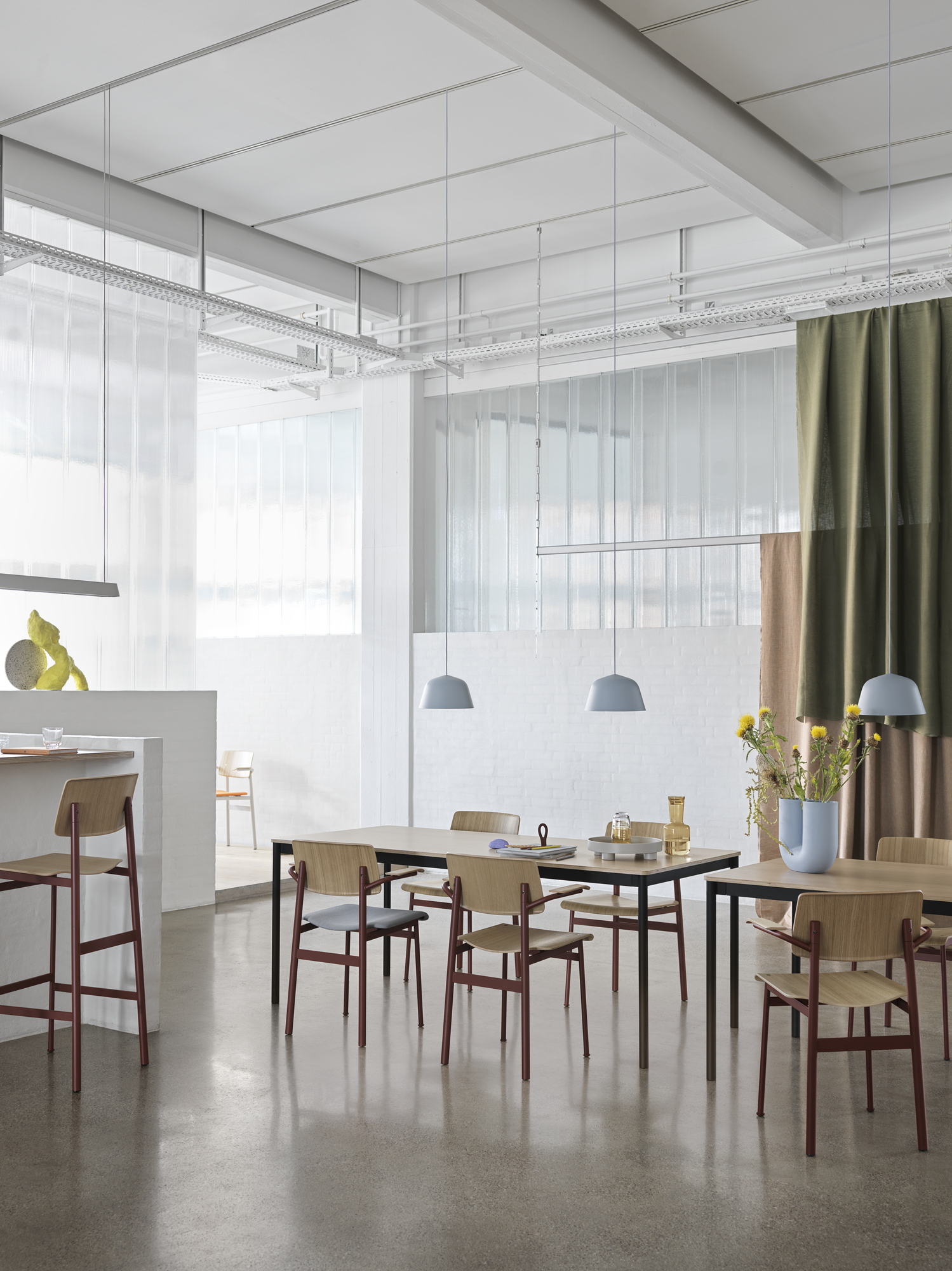 Křeslo s područkami LOFT černý dubový dýha s černým podstavcem