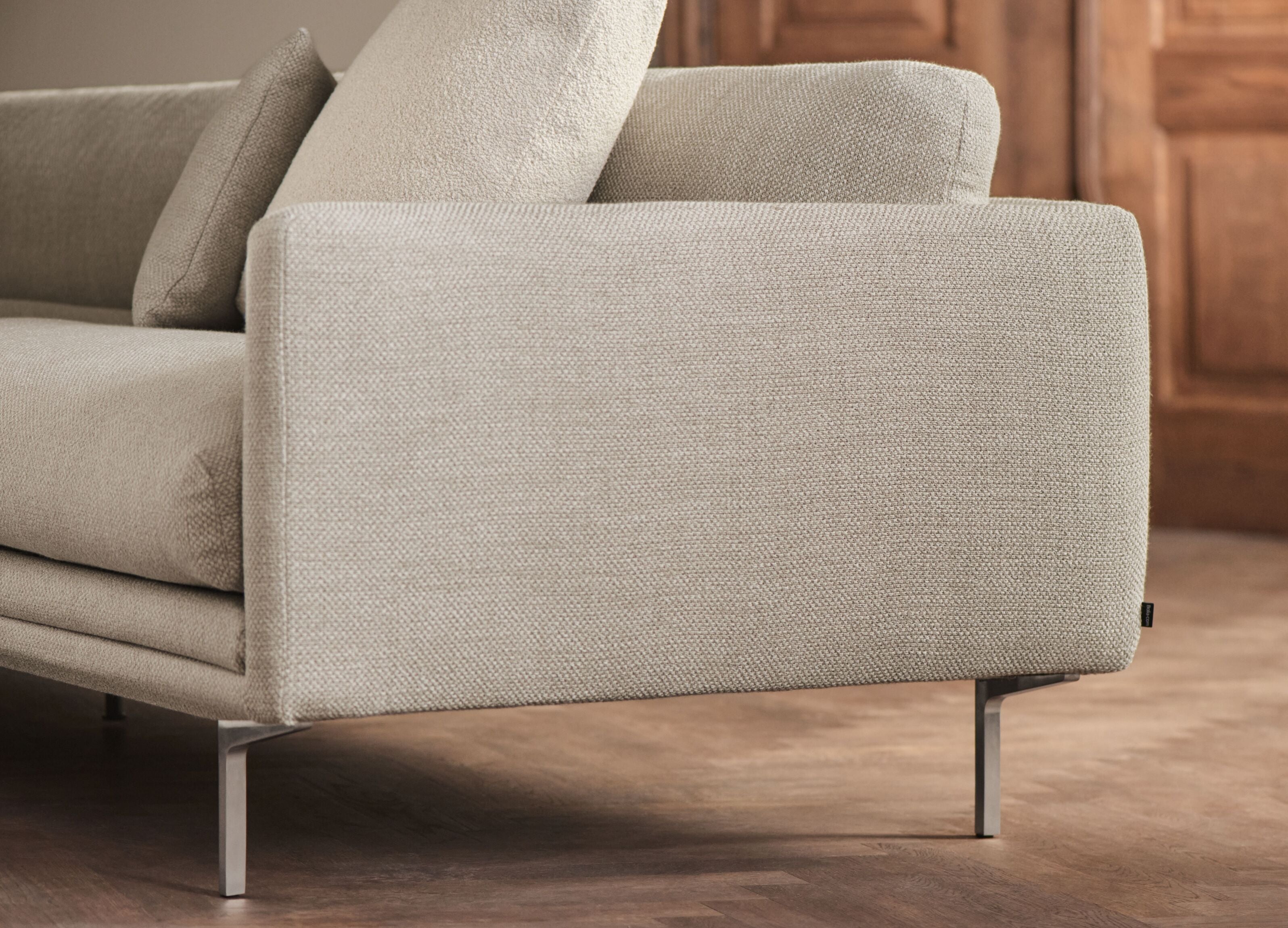 Pravostranný rohový gauč LOMI s kovovým podstavcem