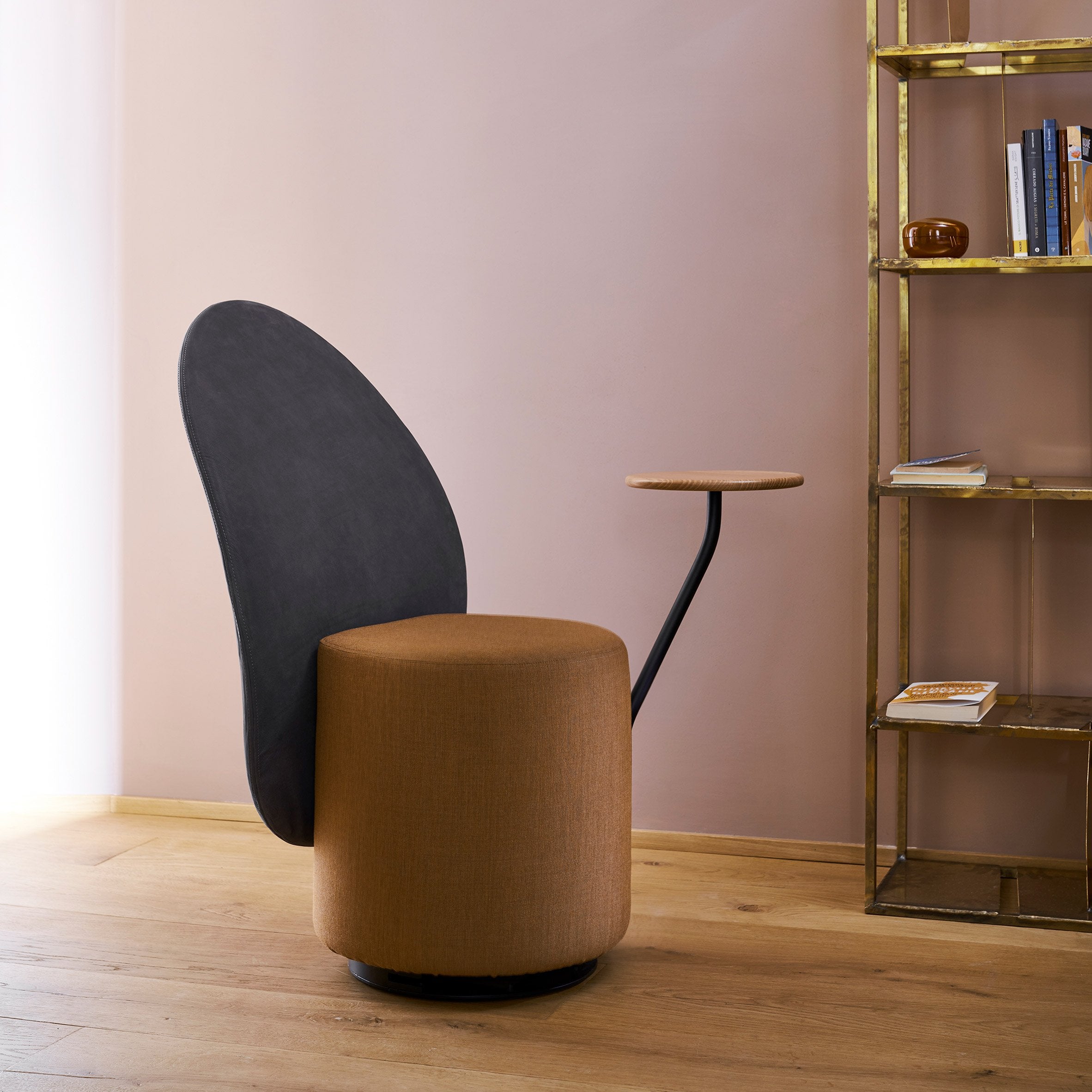 Křeslo se stolkem LOOMI čalouněné