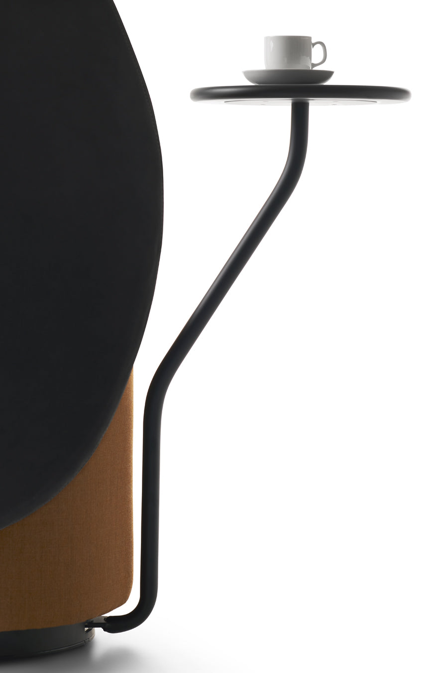 Křeslo se stolkem LOOMI čalouněné