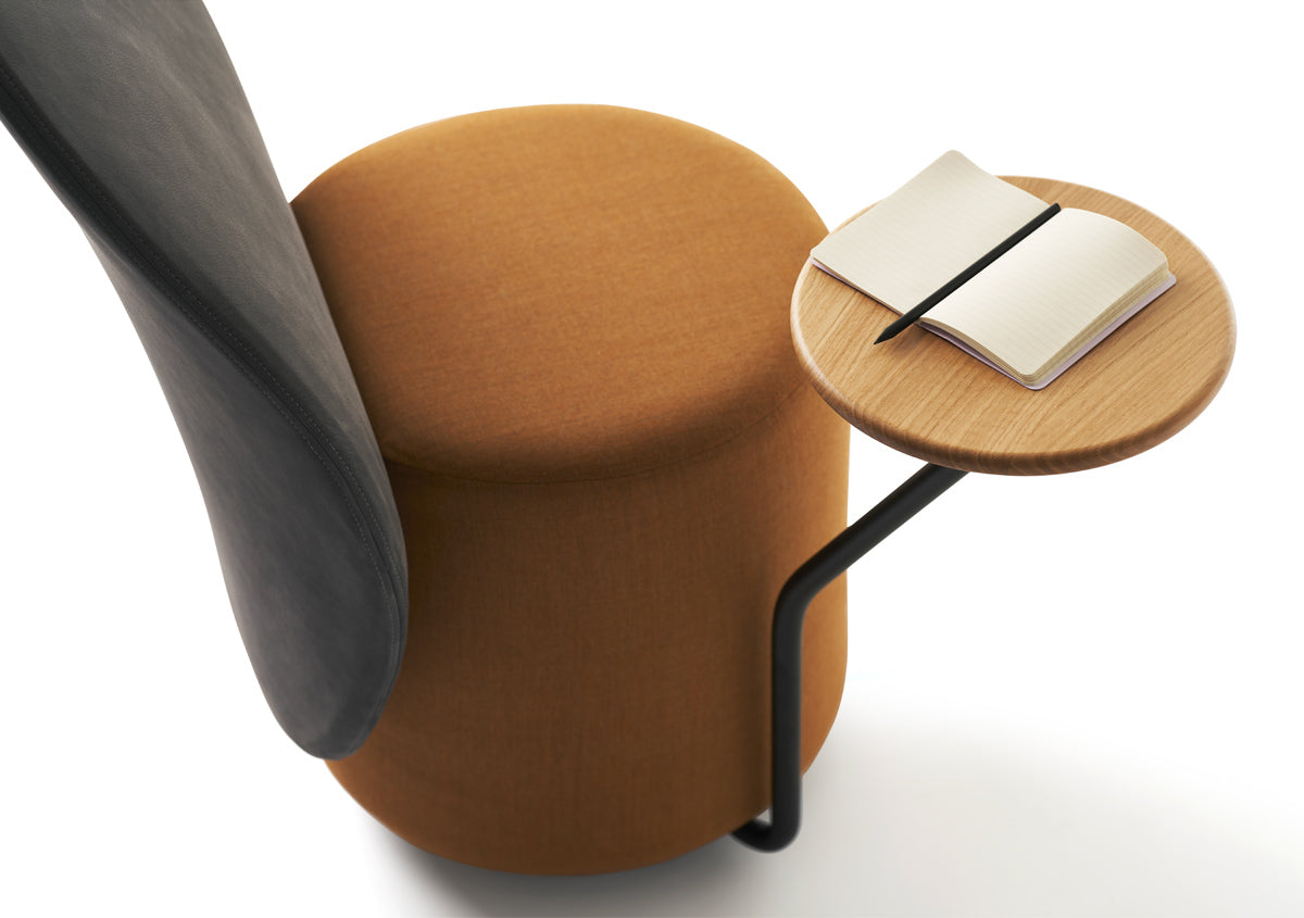 Křeslo se stolkem LOOMI čalouněné