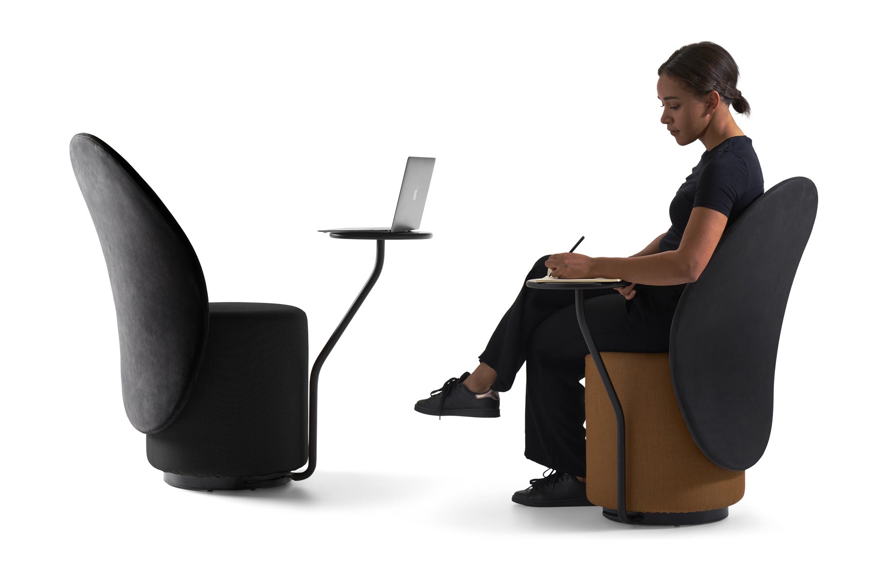 Křeslo se stolkem LOOMI čalouněné