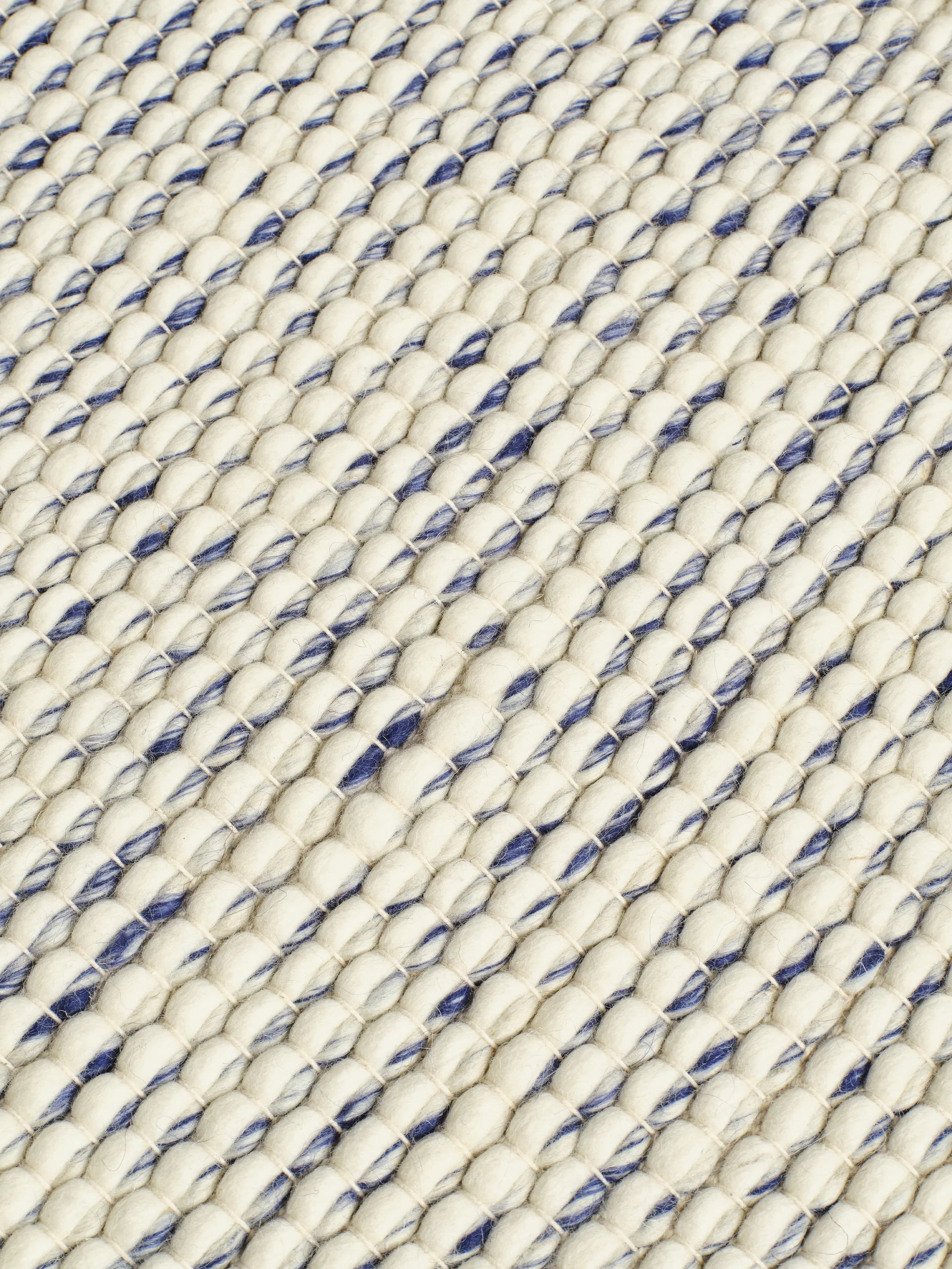 LOOPY cream rug with blue