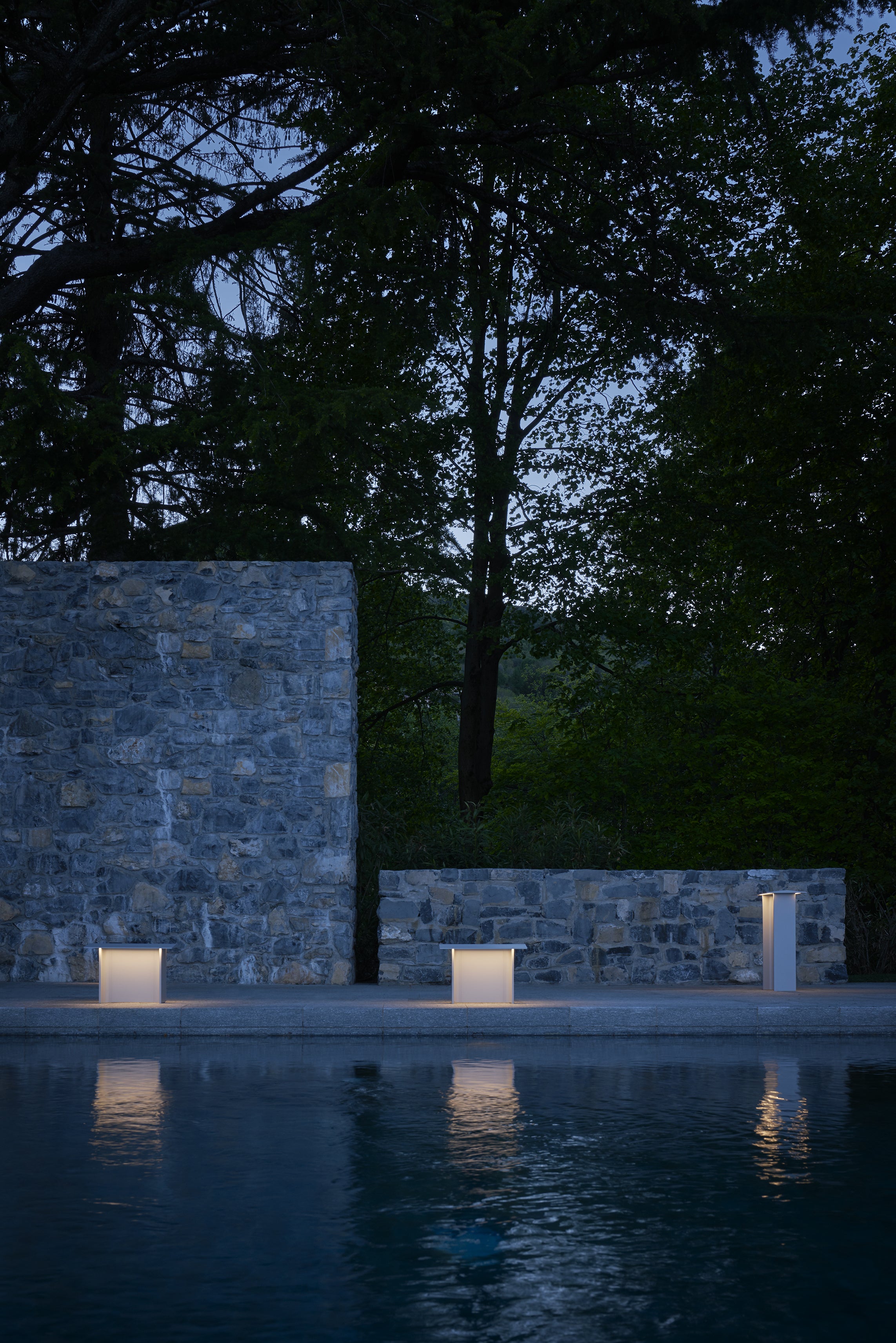 Venkovní stojací lampa FIENILE světle šedá