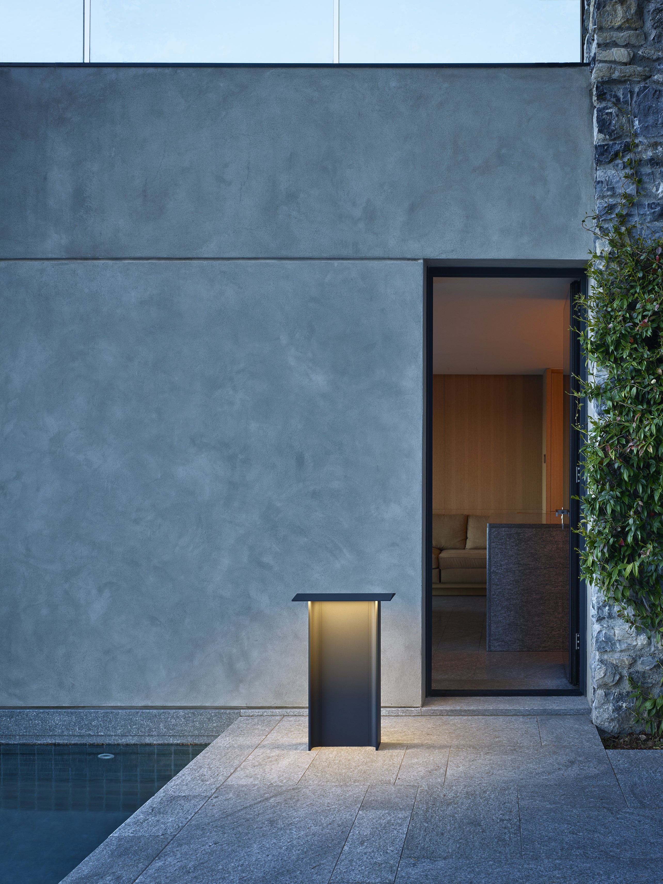 Venkovní stojací lampa FIENILE světle šedá