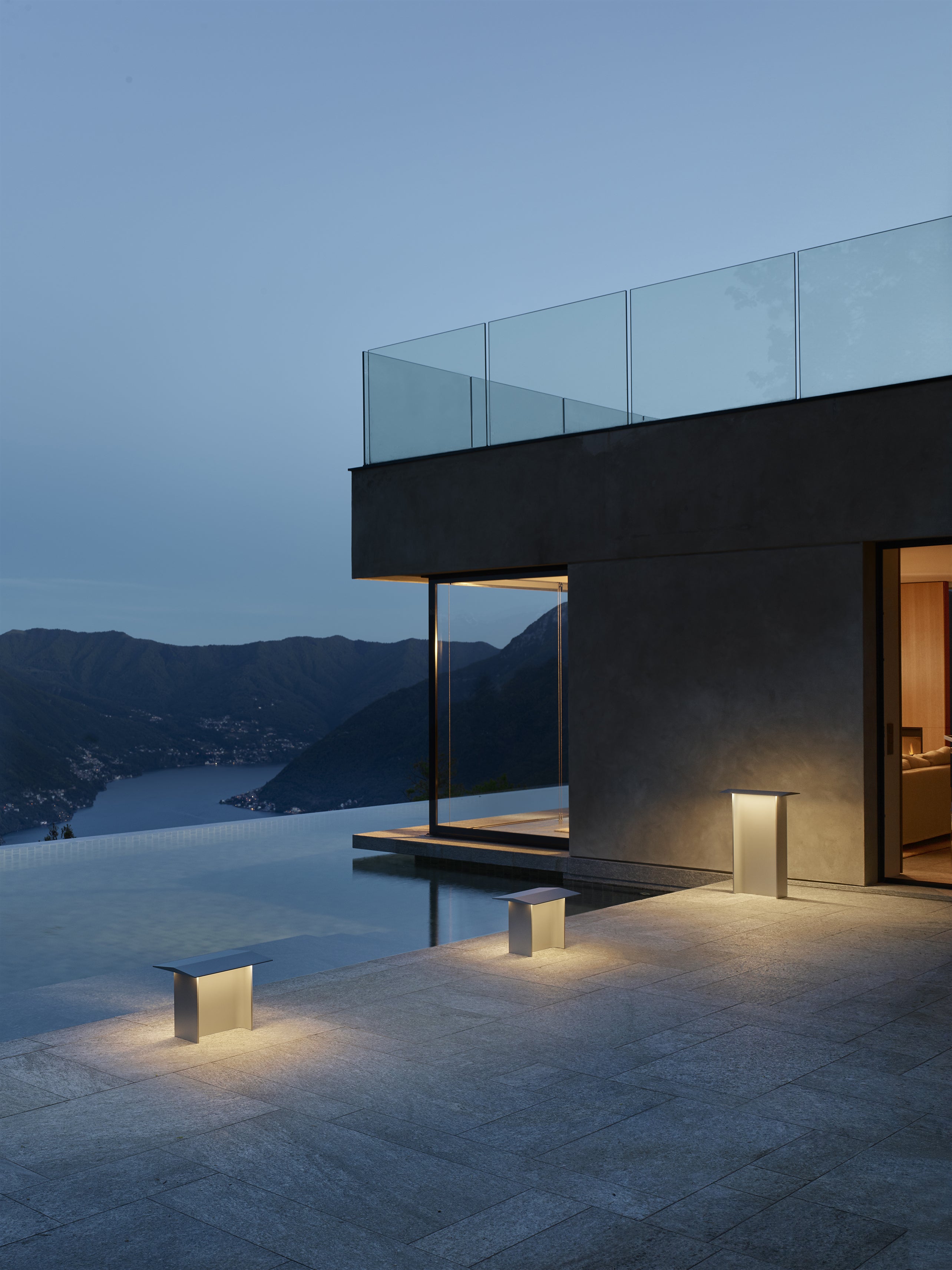 Venkovní stojací lampa FIENILE světle šedá