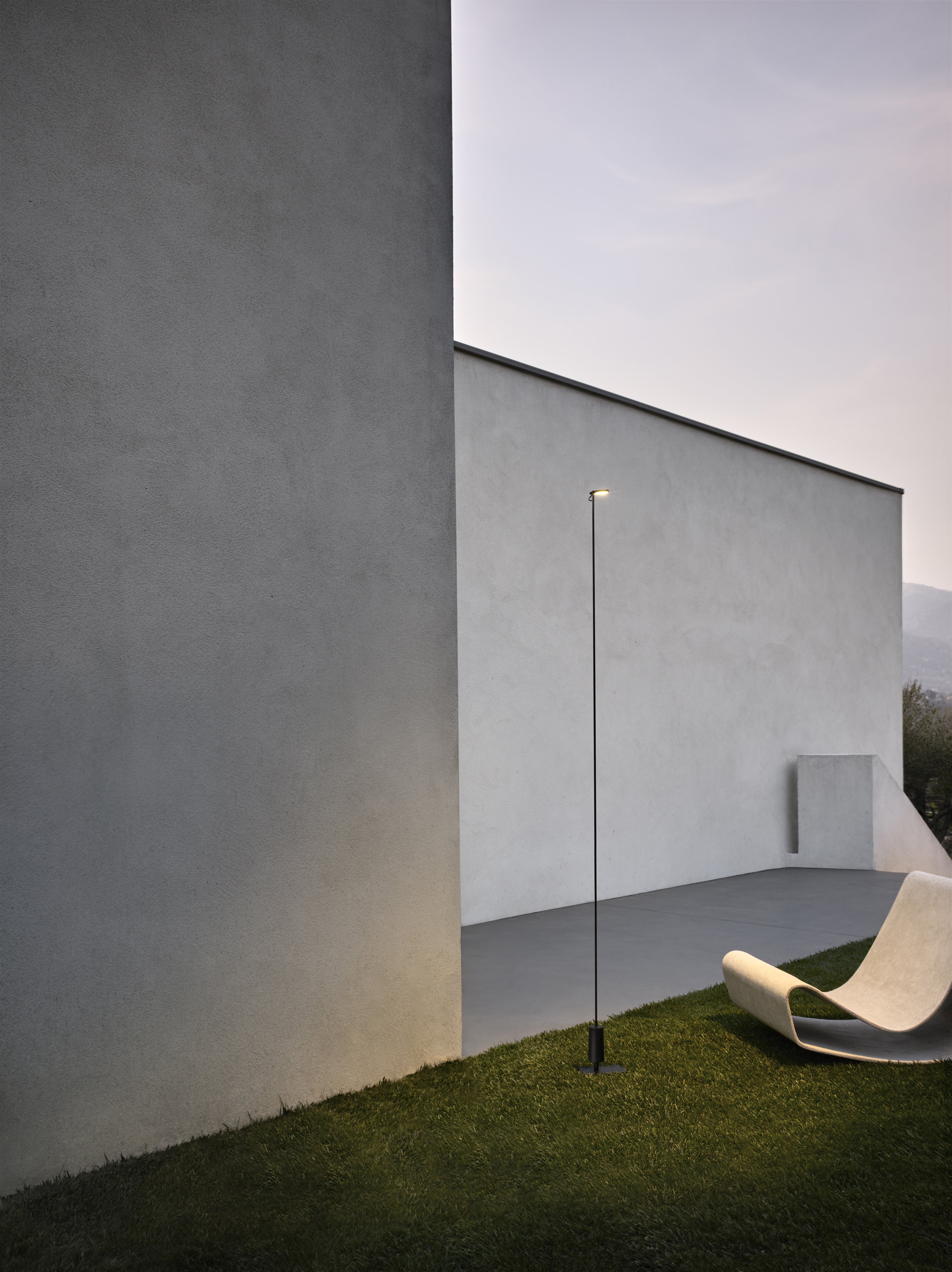 Lampa stojąca zewnętrzna pojedyncza FLIA czarny