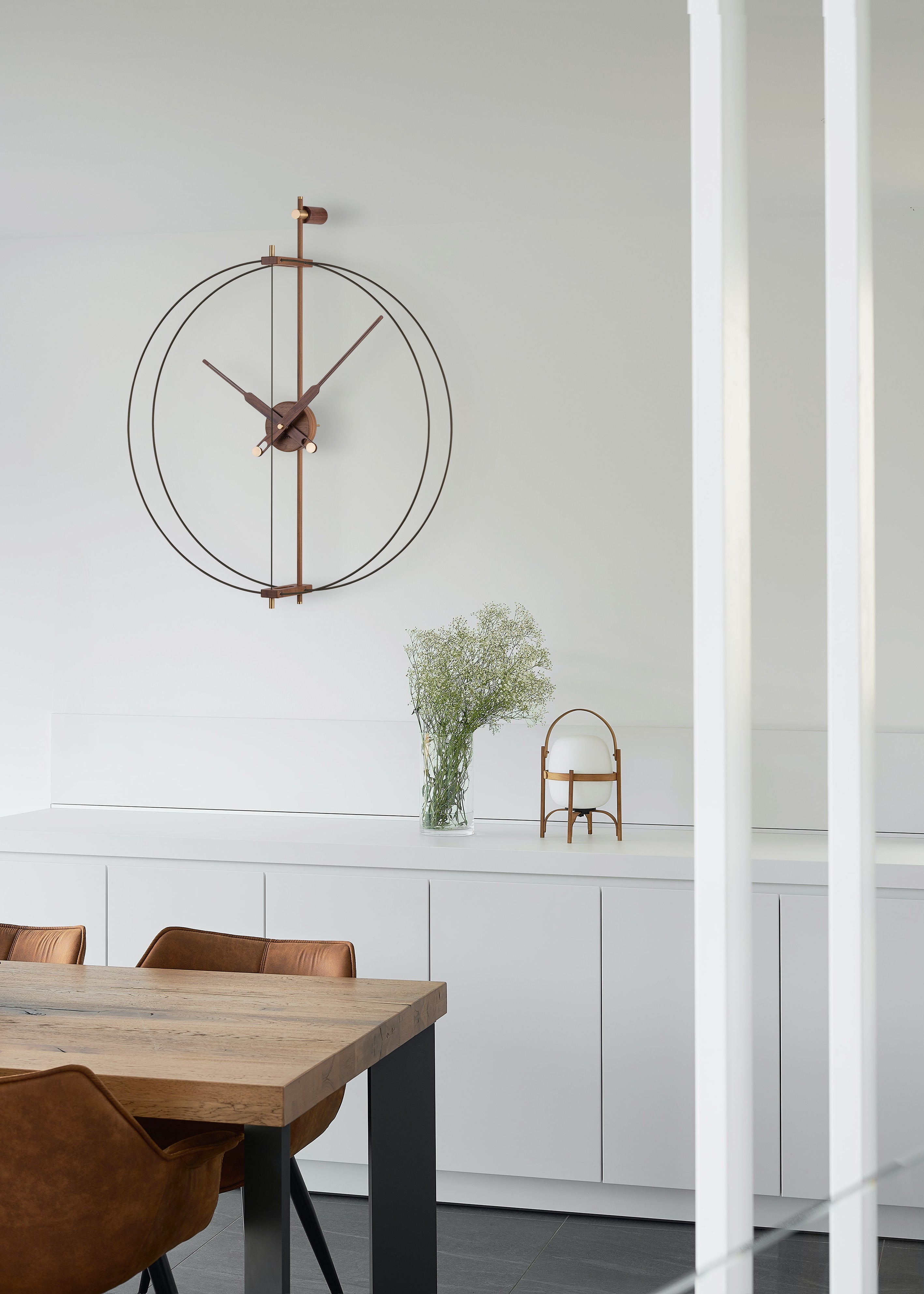 Nástěnné hodiny MINI BARCELONA PREMIUM ořechové dřevo s černým povrchem