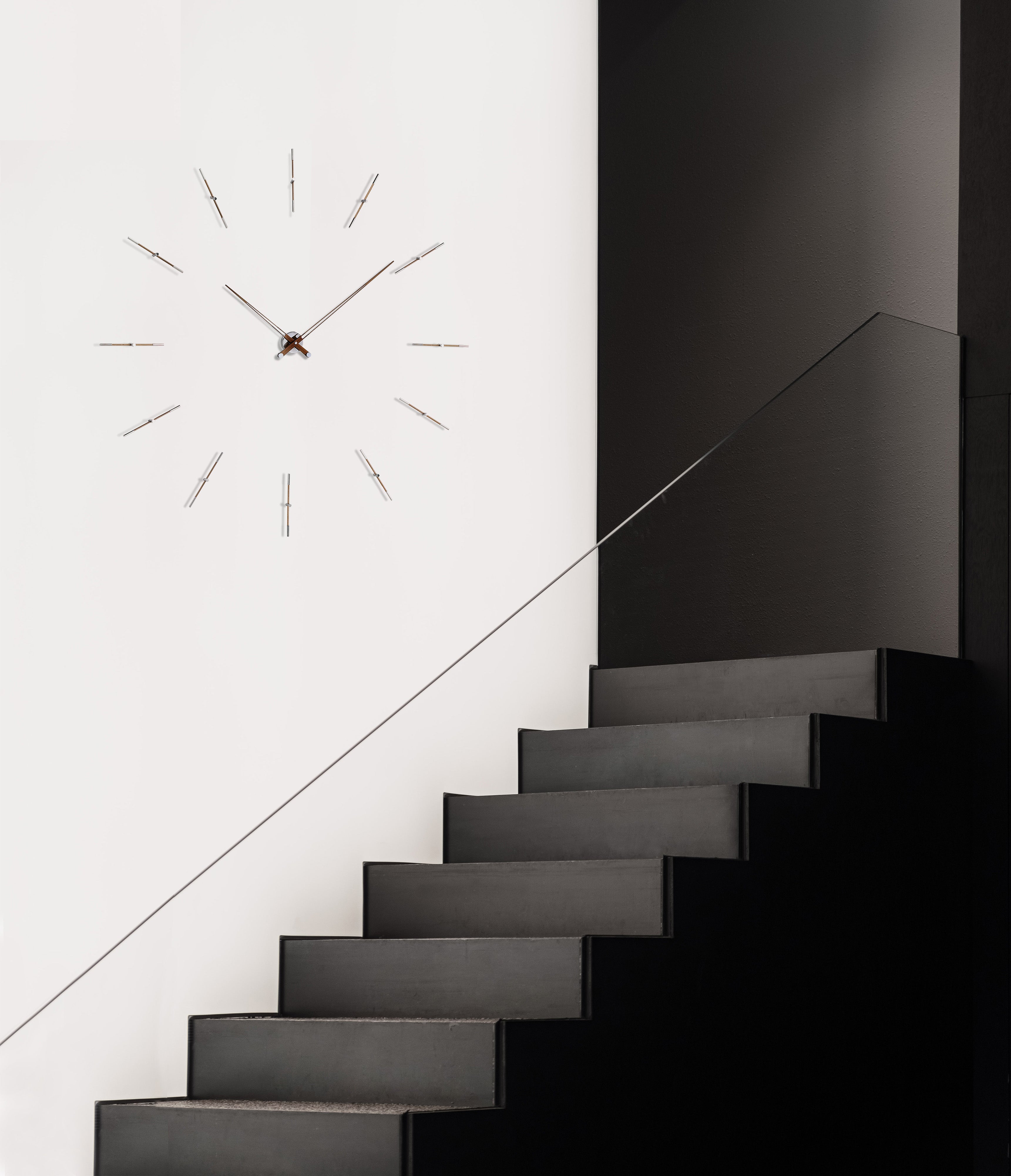 Nástěnné hodiny MERLIN ořechové dřevo s chromovaným povrchem