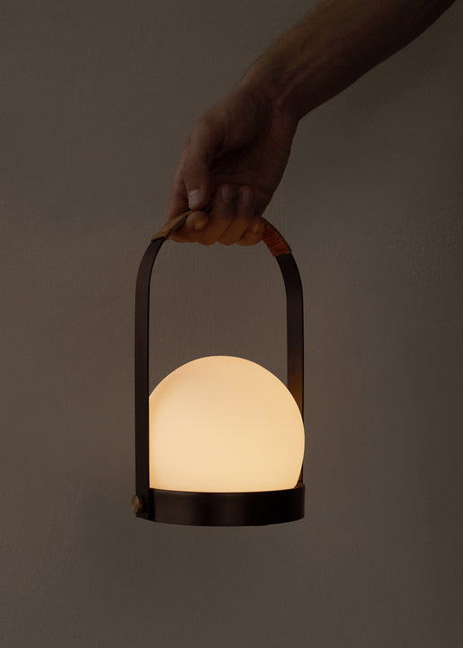 Přenosná lampa CARRIE z bronzovaného mosazi