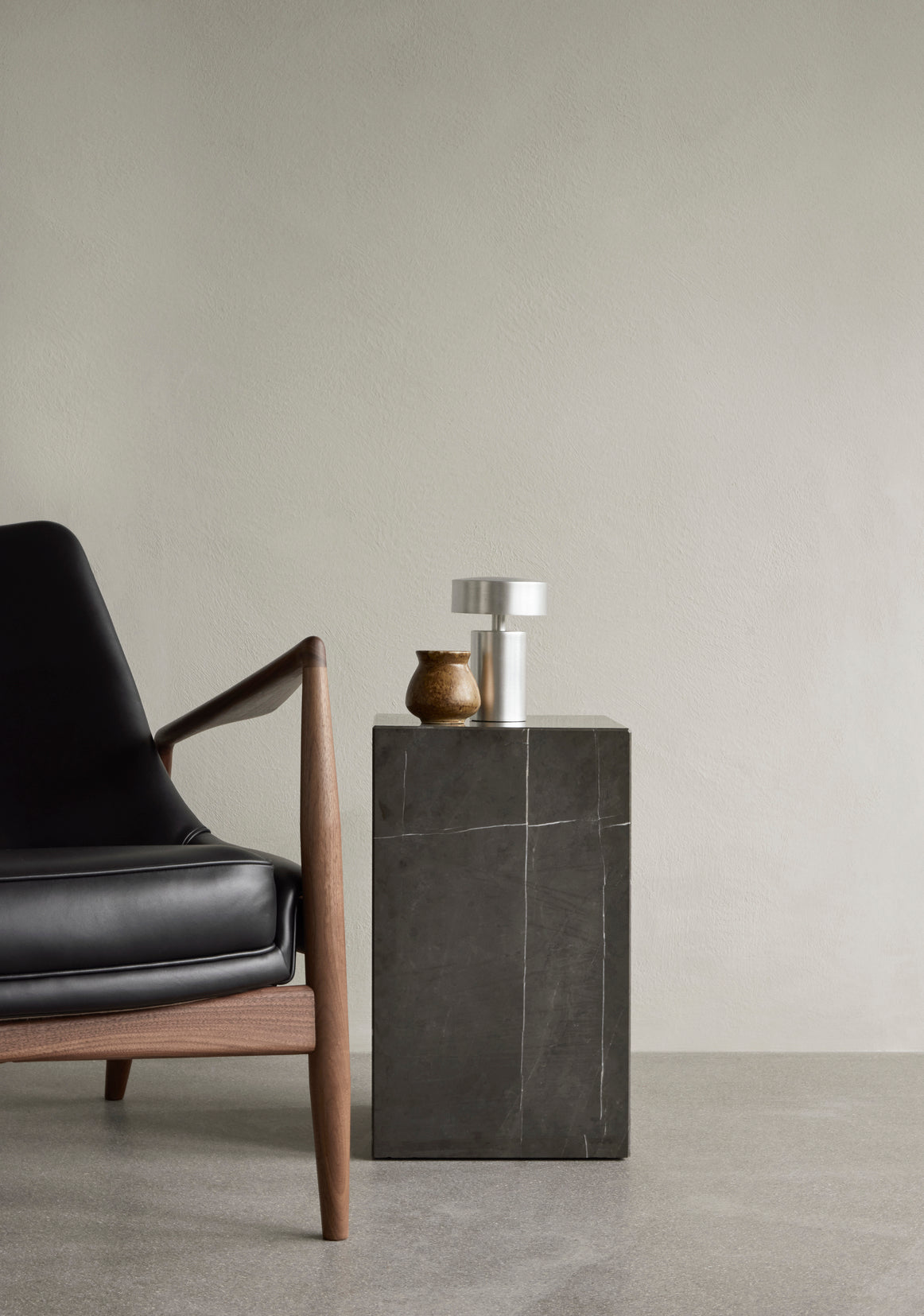 THE SEAL armchair black leather with walnut base