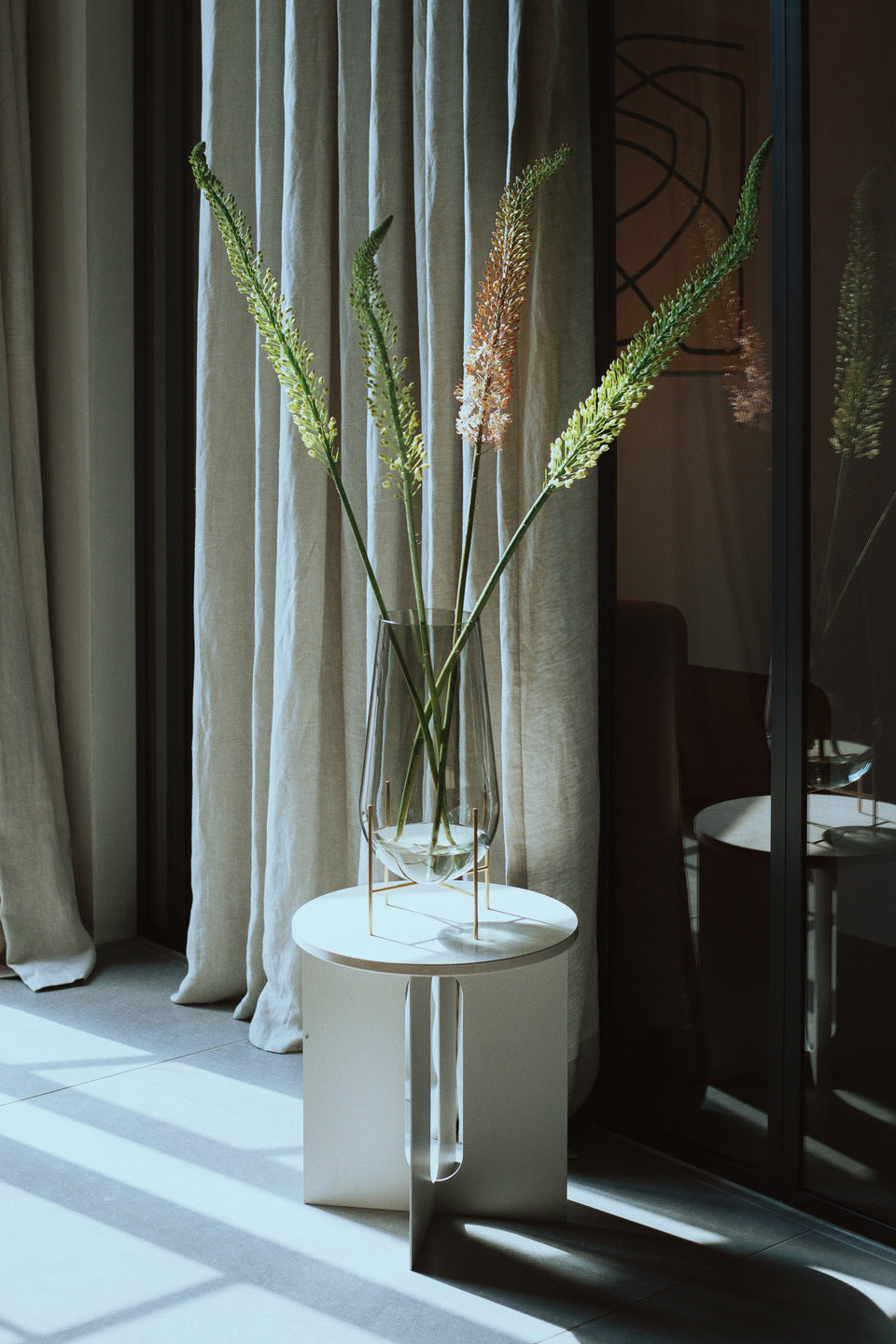 Kremový boční stolek ANDROGYNE