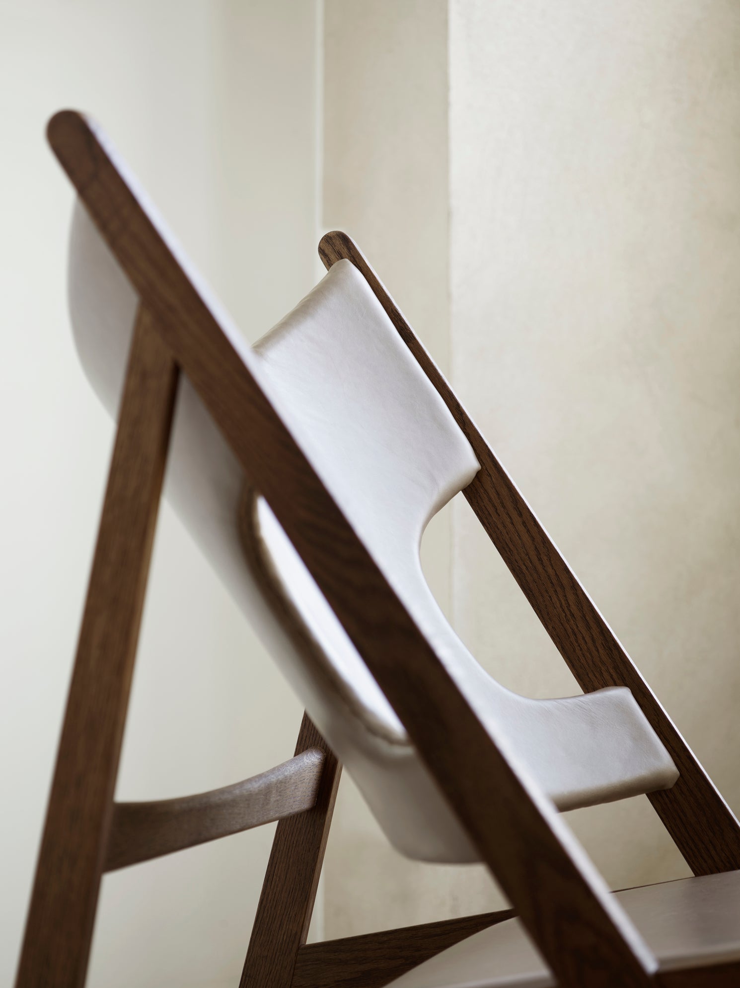 Křeslo KNITTING krémové s dubovým podstavcem