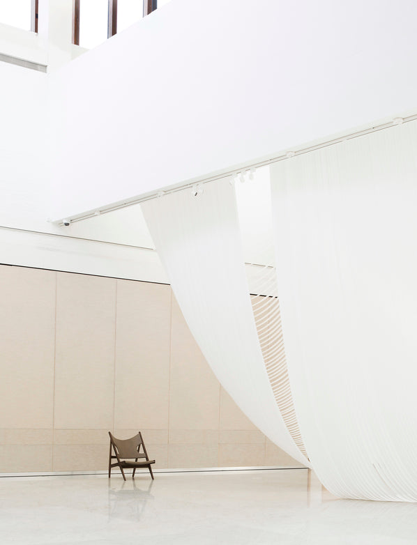 Křeslo KNITTING krémové s dubovým podstavcem