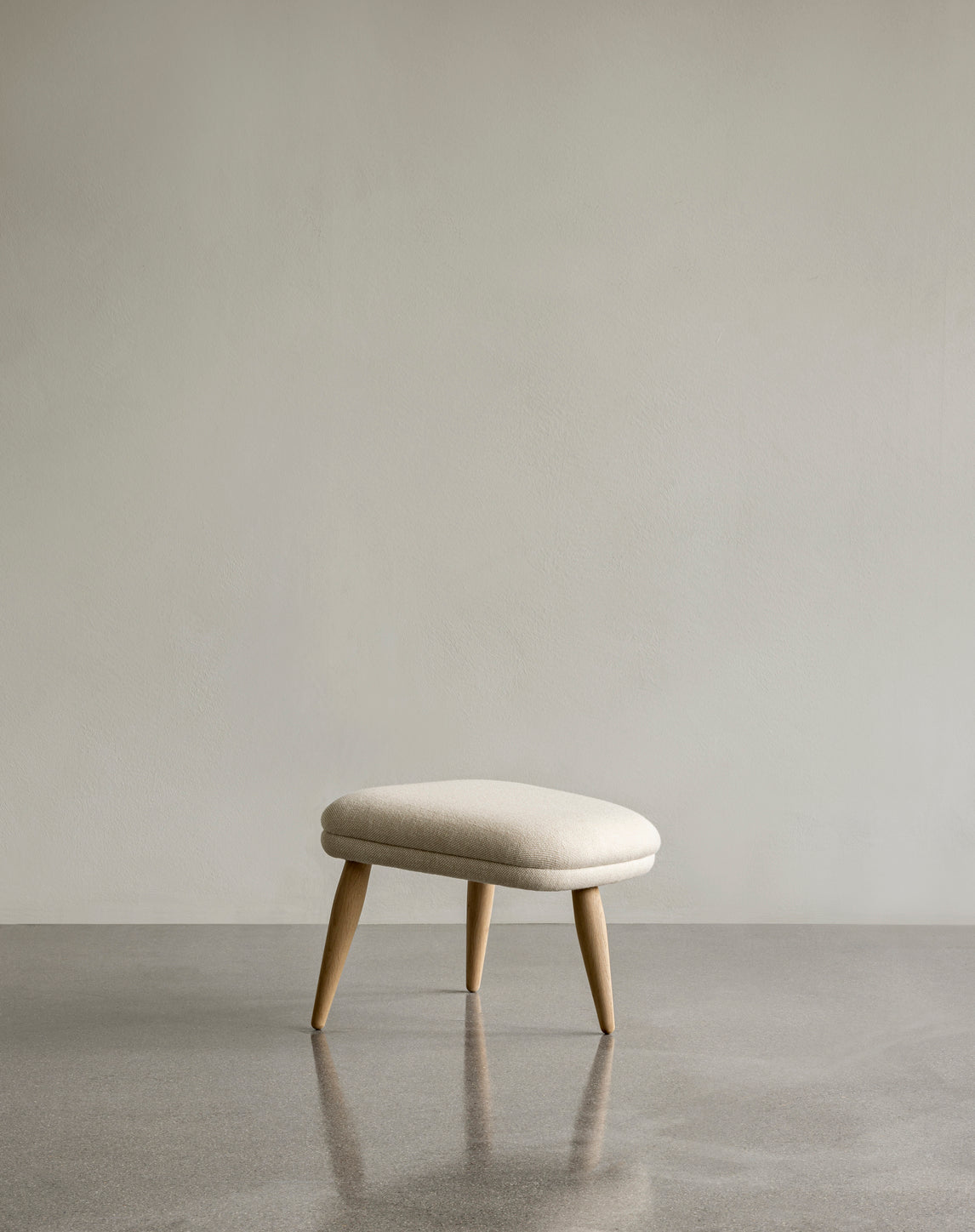 Podnóżek ODA czerwony z orzechową podstawą