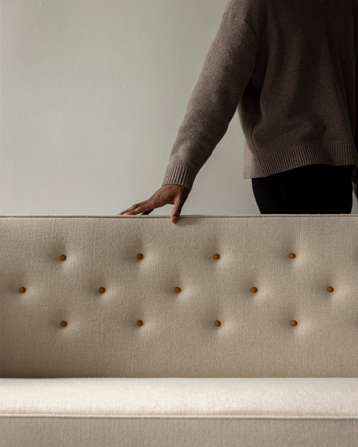 2-seater Sofa RADIOHUS beige with walnut base