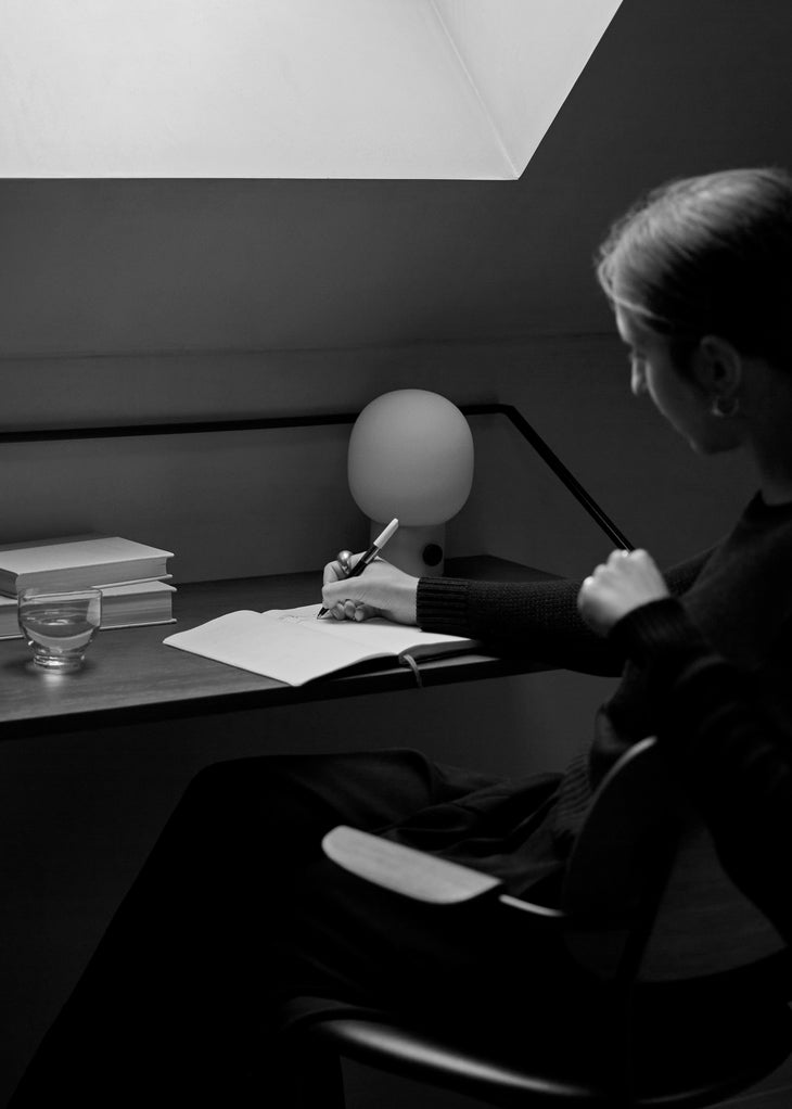 Krzesło z podłokietnikami CO ciemny fornir dębowy z czarną podstawą