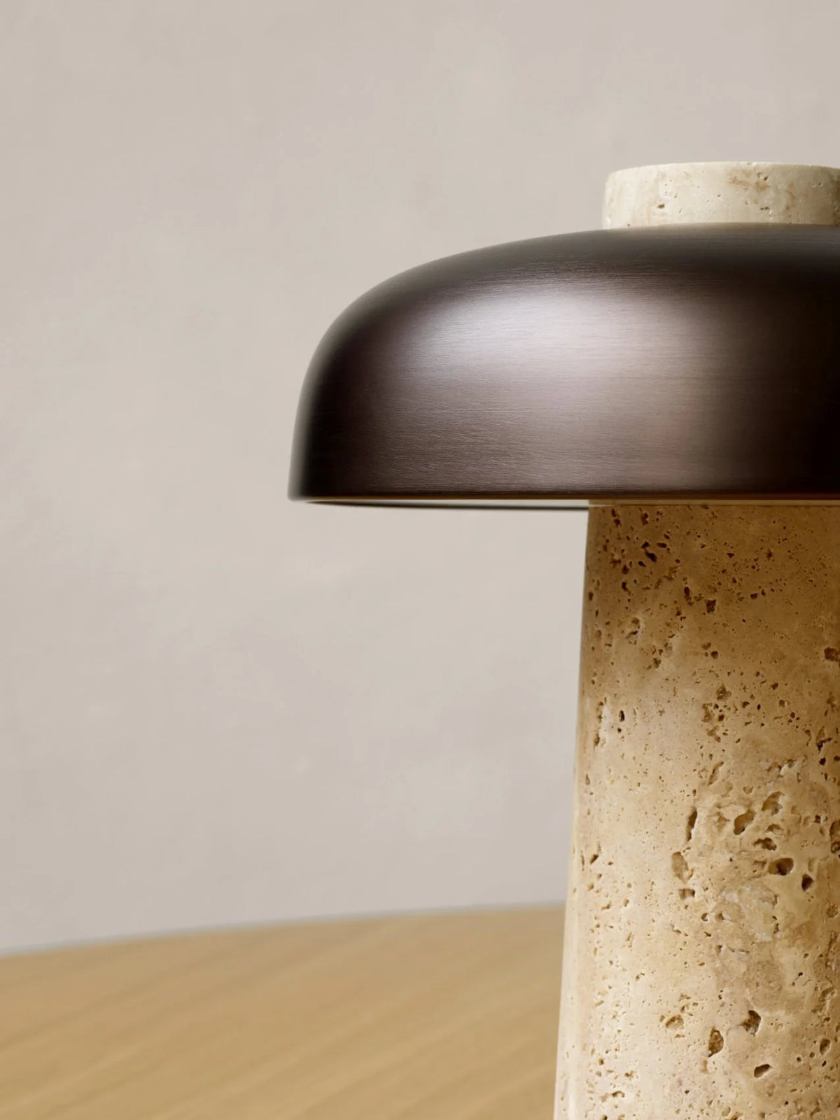 Lampa przenośna REVERSE brązowy klosz z kamienną podstawą, marka Audo Copenhagen