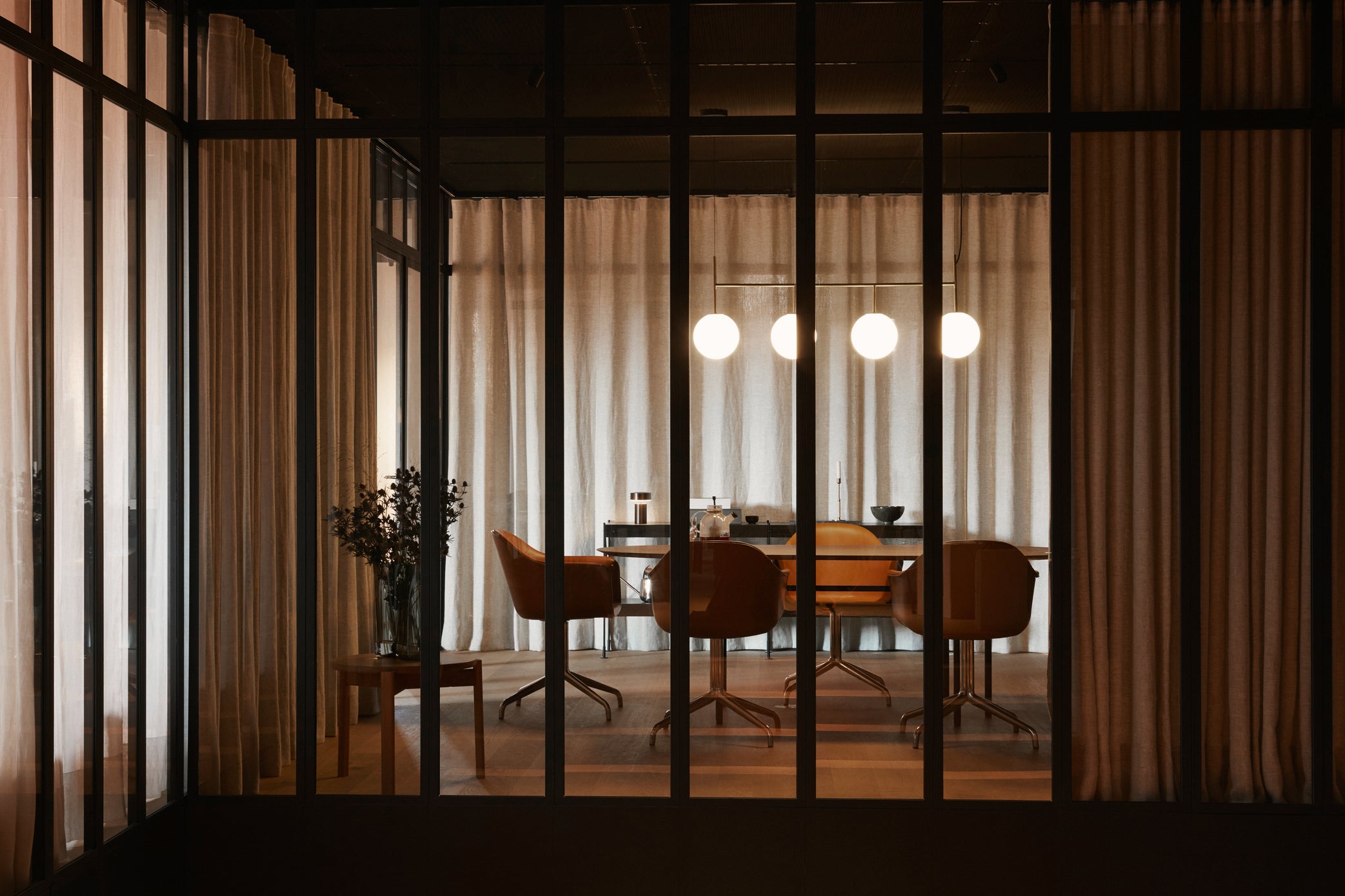 Kancelářské křeslo HARBOUR šedá kůže s černým podstavcem