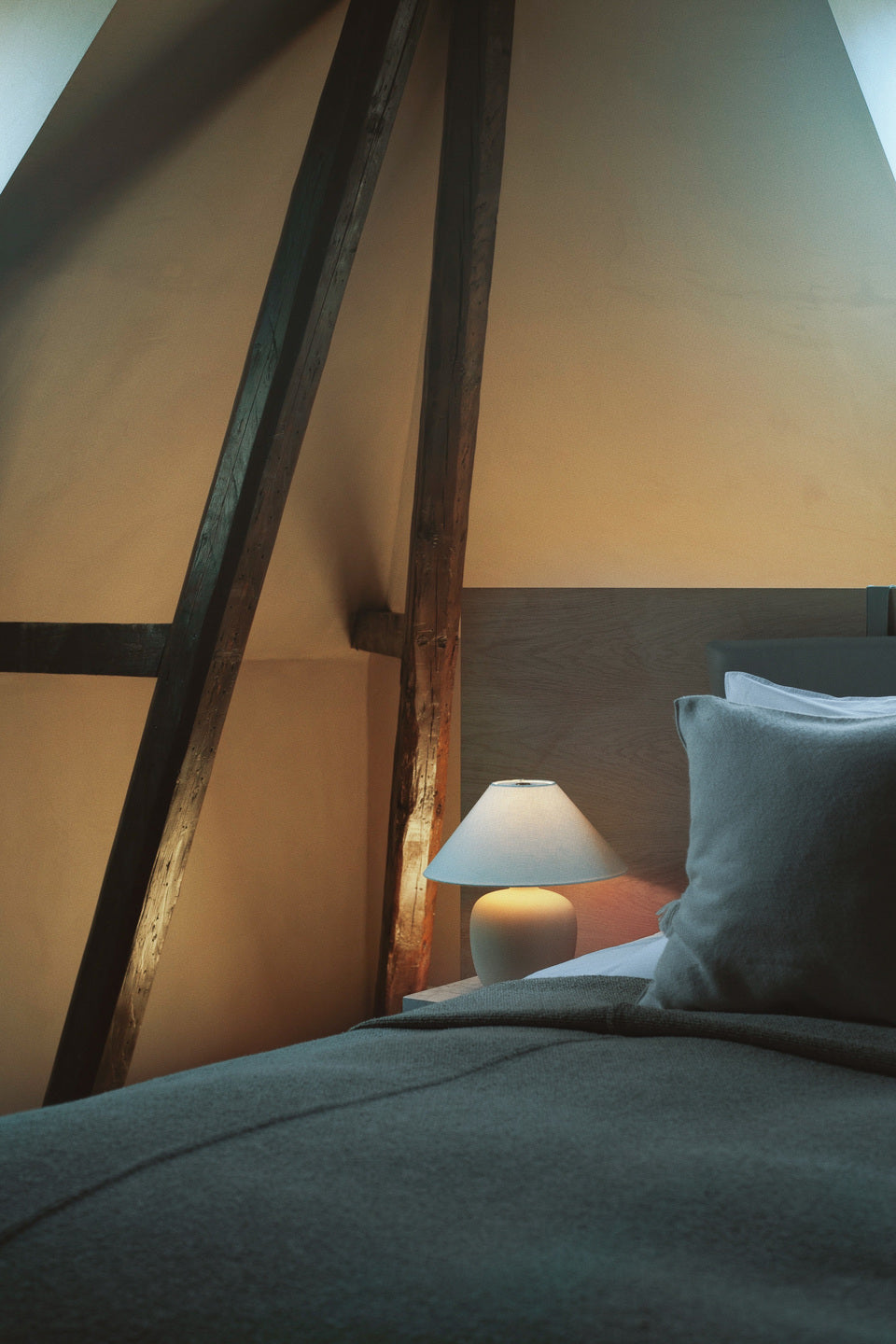 Stolní lampa TORSO bílá keramika