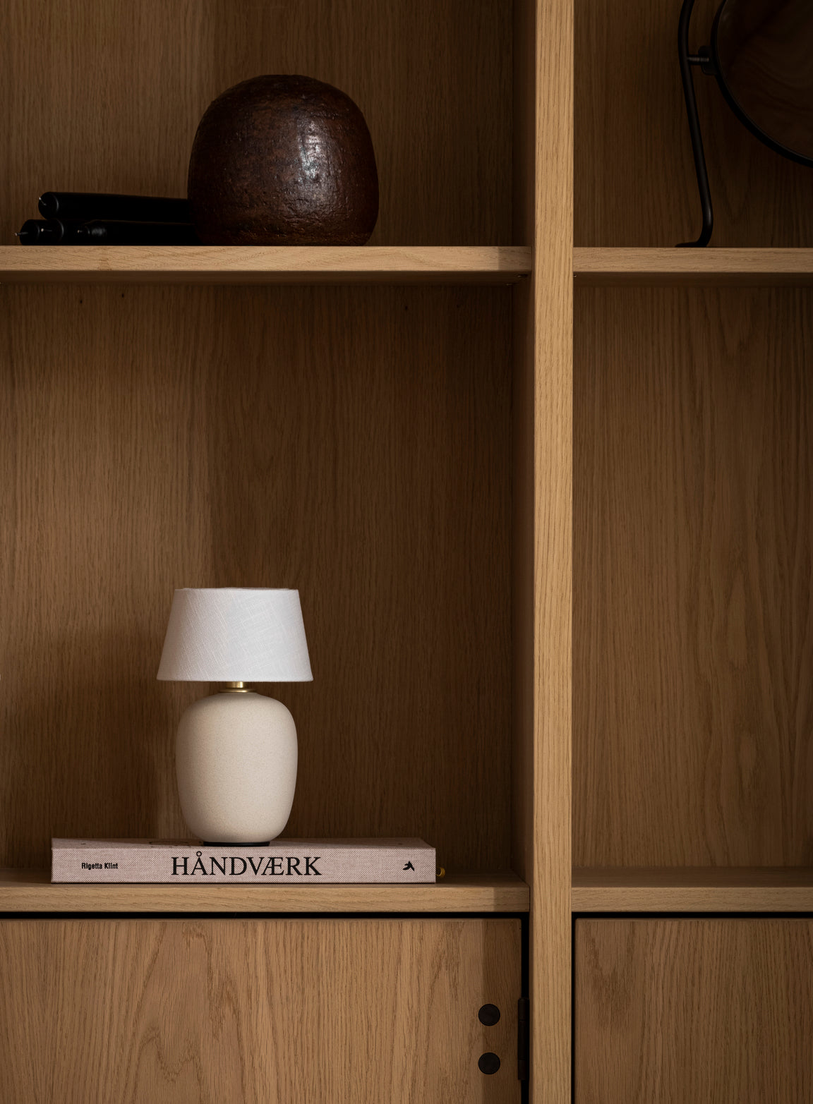 Přenosná lampa TORSO písková keramika s bílým stínidlem