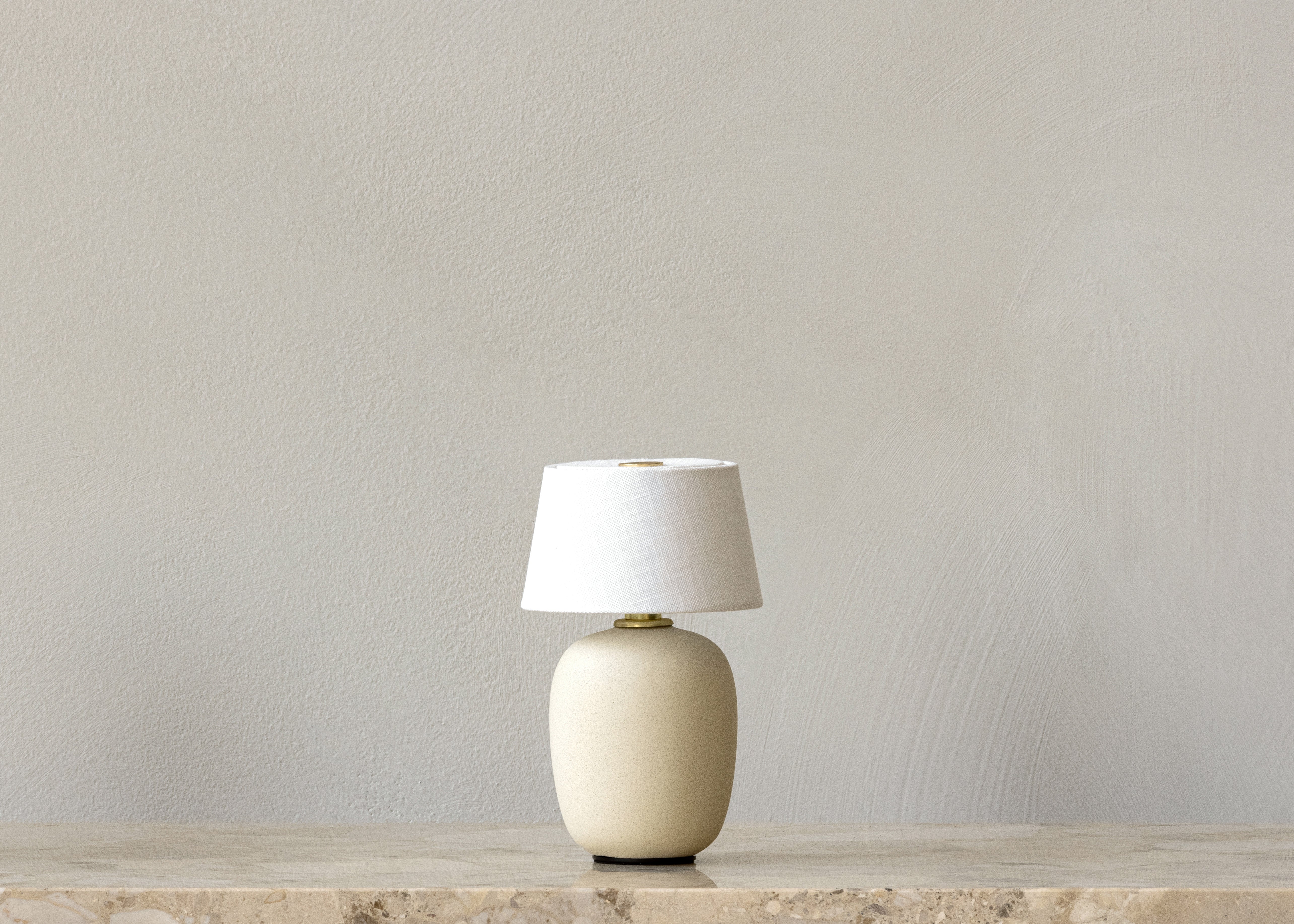 Přenosná lampa TORSO písková keramika s bílým stínidlem