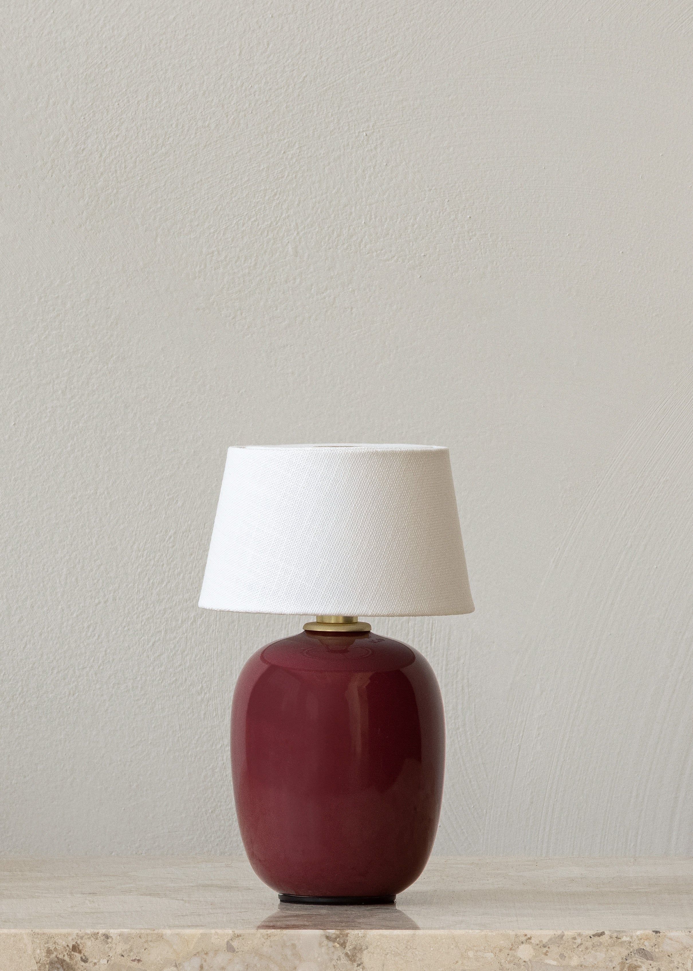 Přenosná lampa TORSO bordó keramika s bílým stínidlem