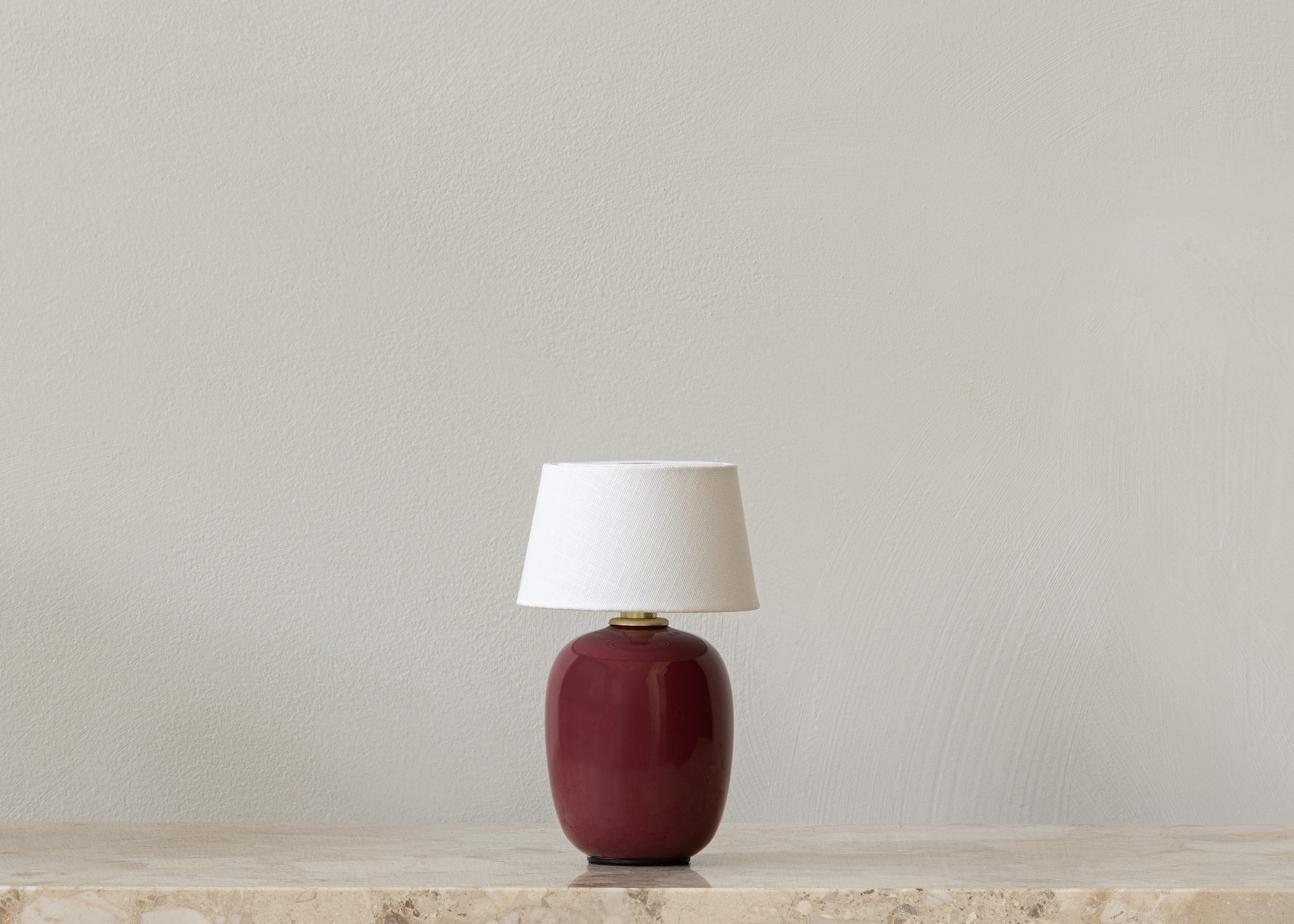 Přenosná lampa TORSO bordó keramika s bílým stínidlem