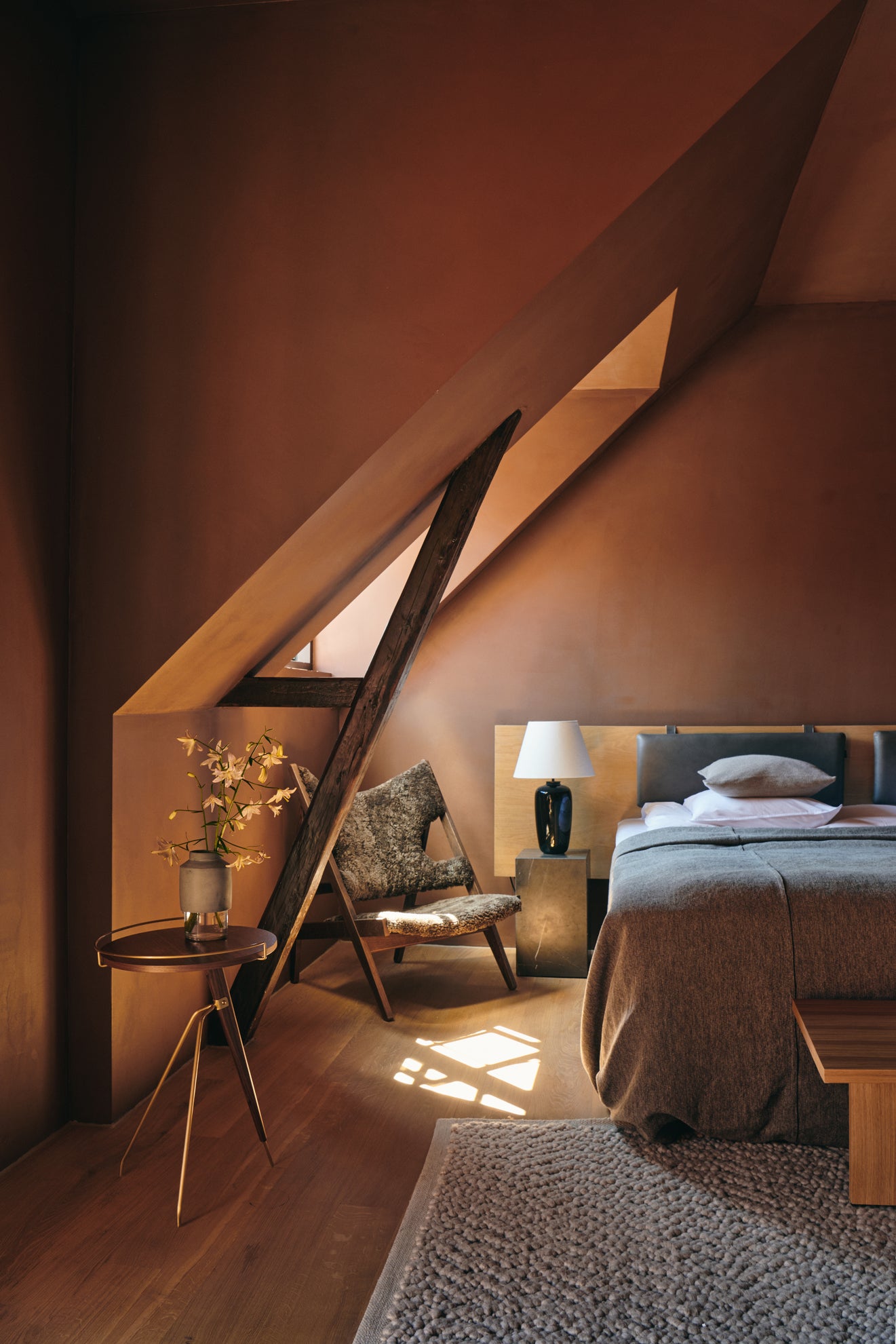 Boční stolek UMANOFF z ořechového dřeva s mosazným povrchem