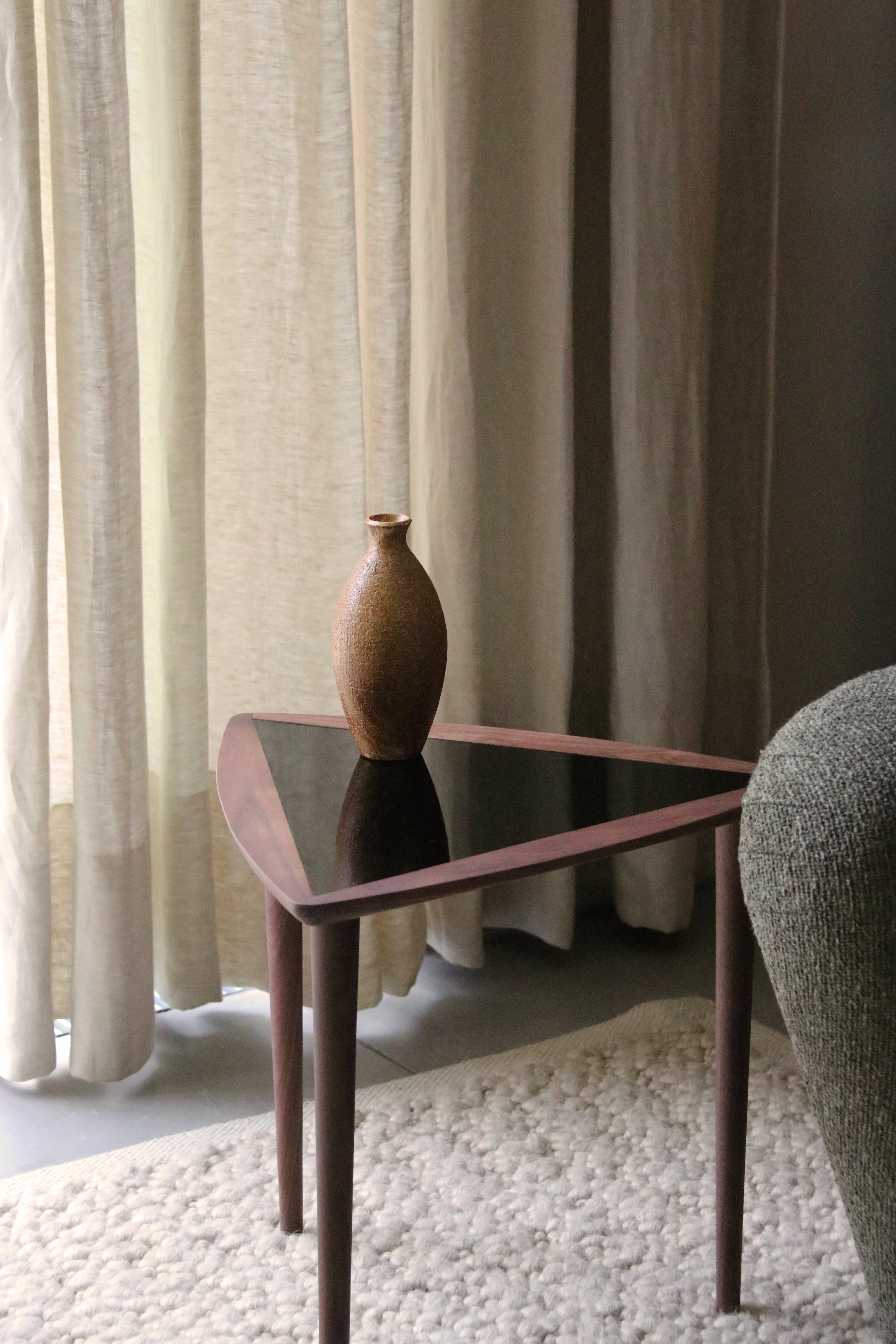 Boční stolek UMANOFF NESTING z ořechového dřeva s černou deskou