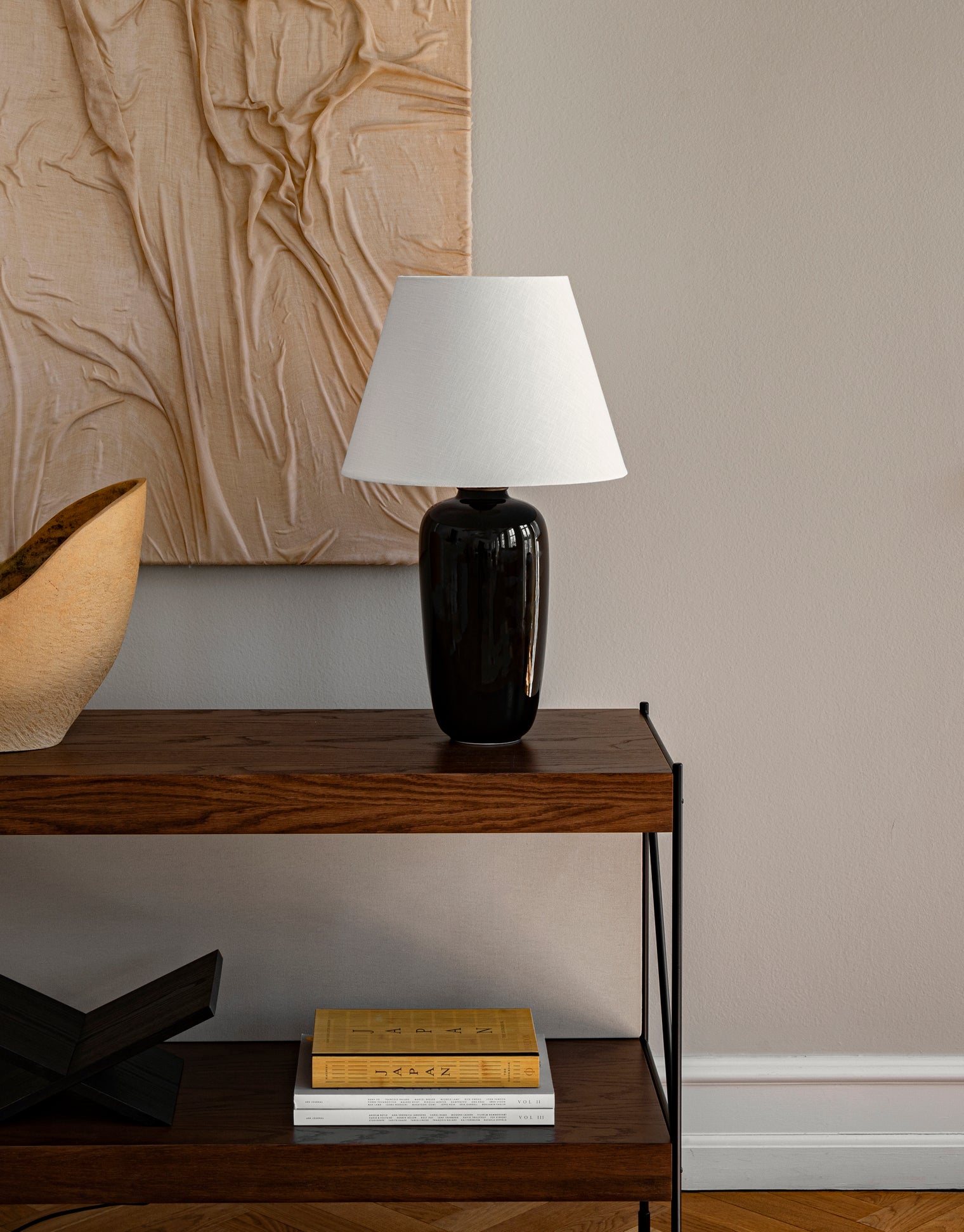 ZET shelf in dark oak wood with a black frame