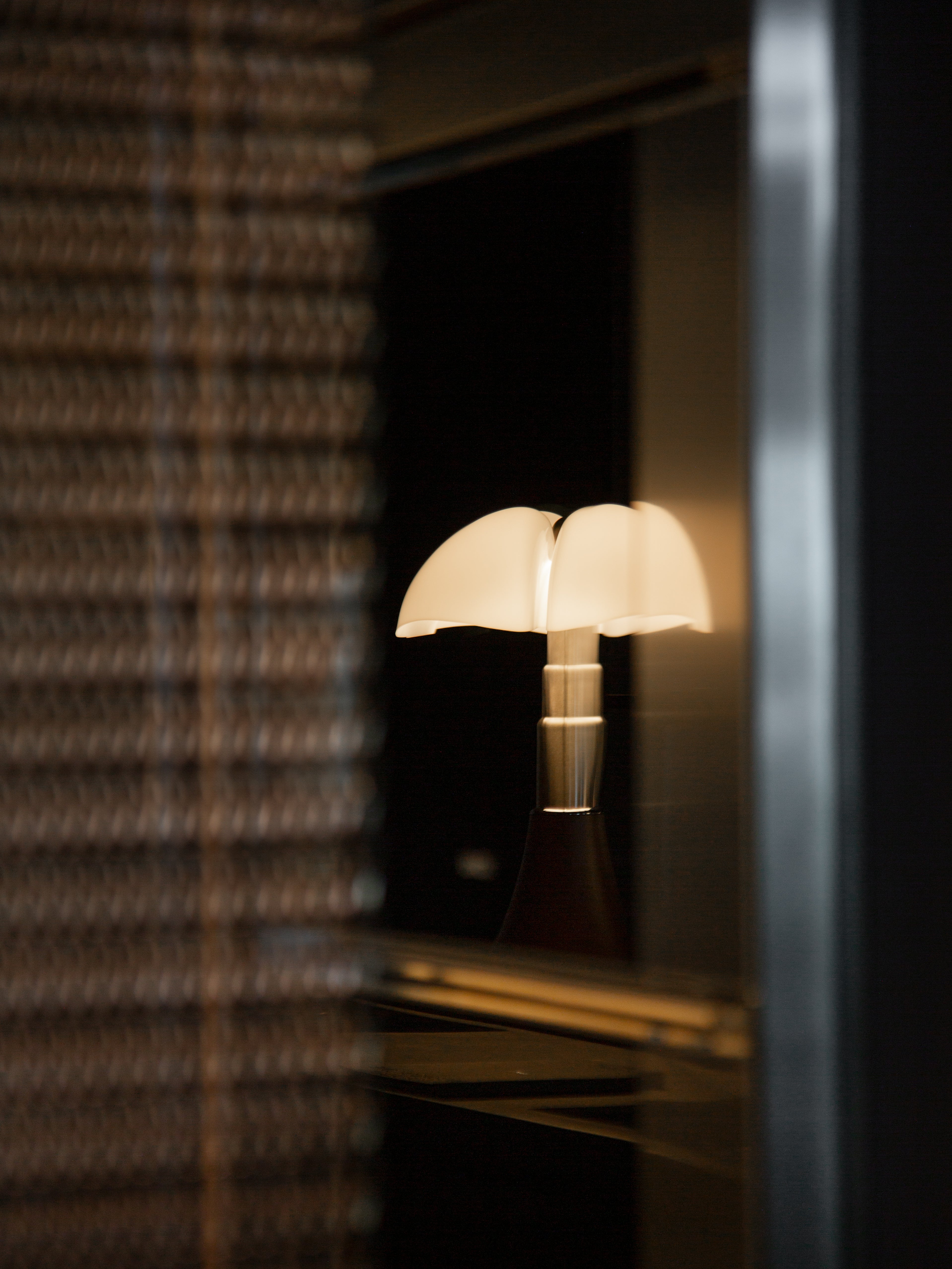 Stolní lampa PIPISTRELLO MEDIUM s opálovým stínidlem a matně hnědým podstavcem