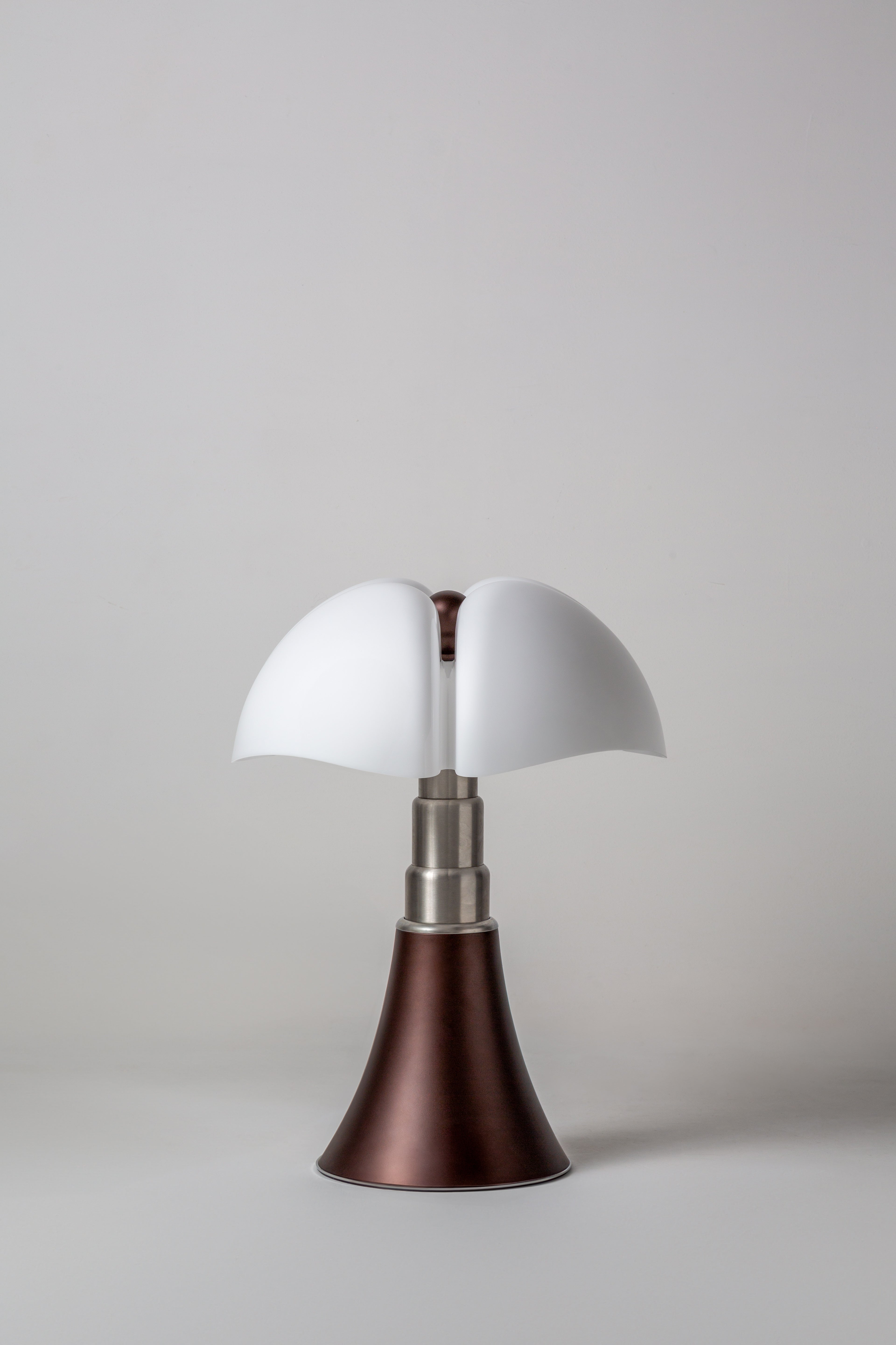 Lampa stołowa PIPISTRELLO opalowy klosz z brązową matową podstawą