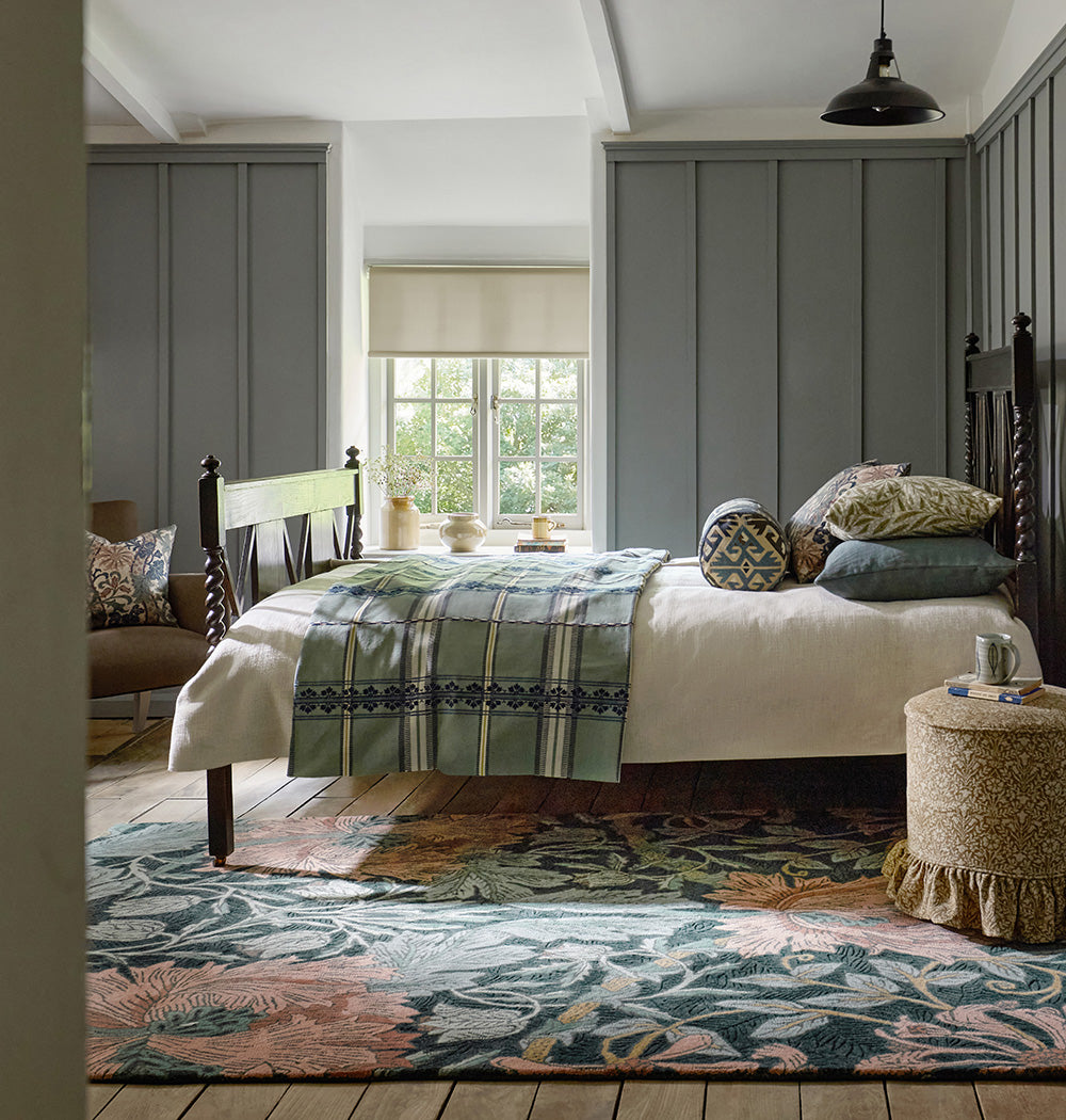 Vlněný koberec HONEYSUCKLE & TULIP TEAL tmavě zelený s růžovou