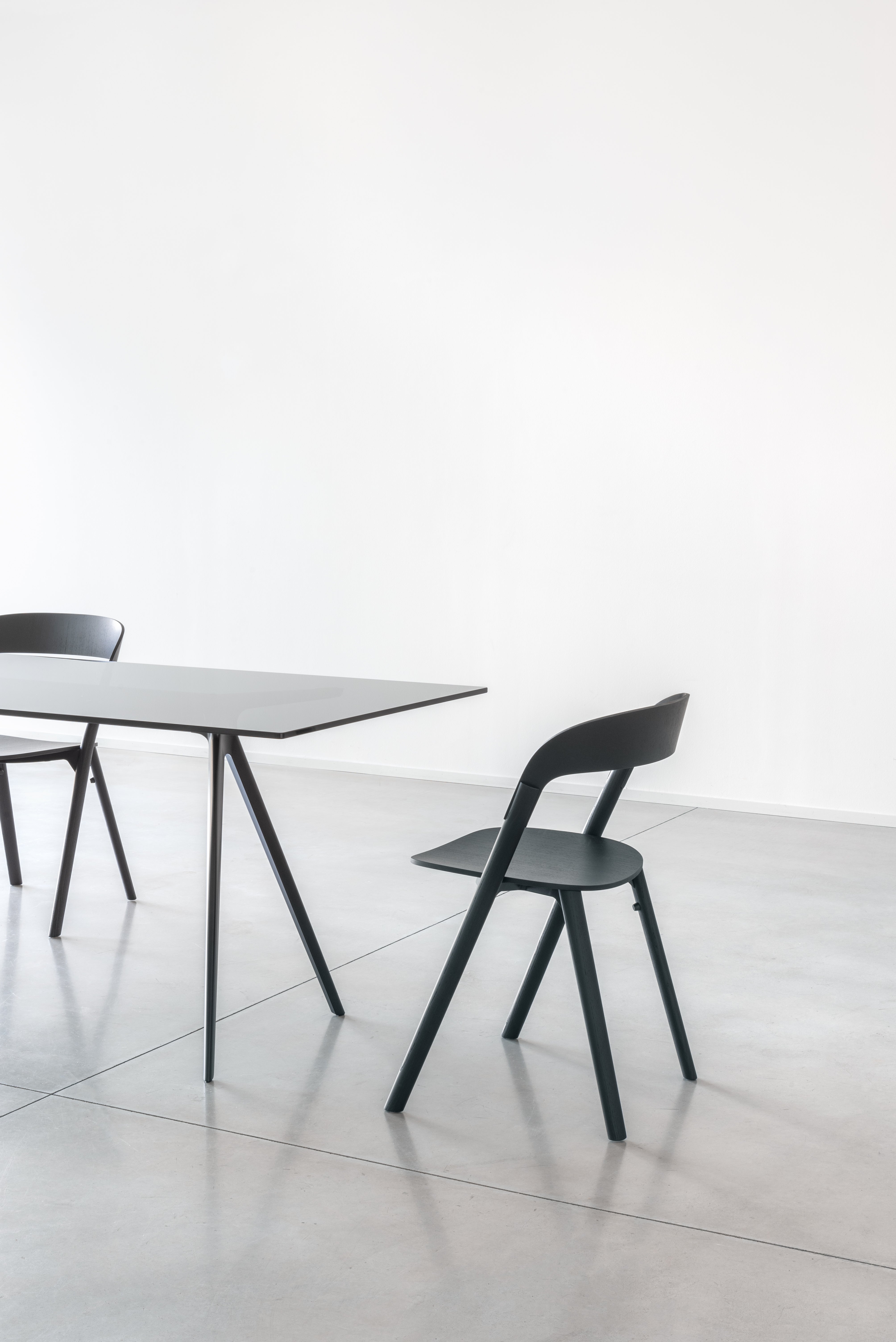 BAGUETTE desk in burgundy with a black base