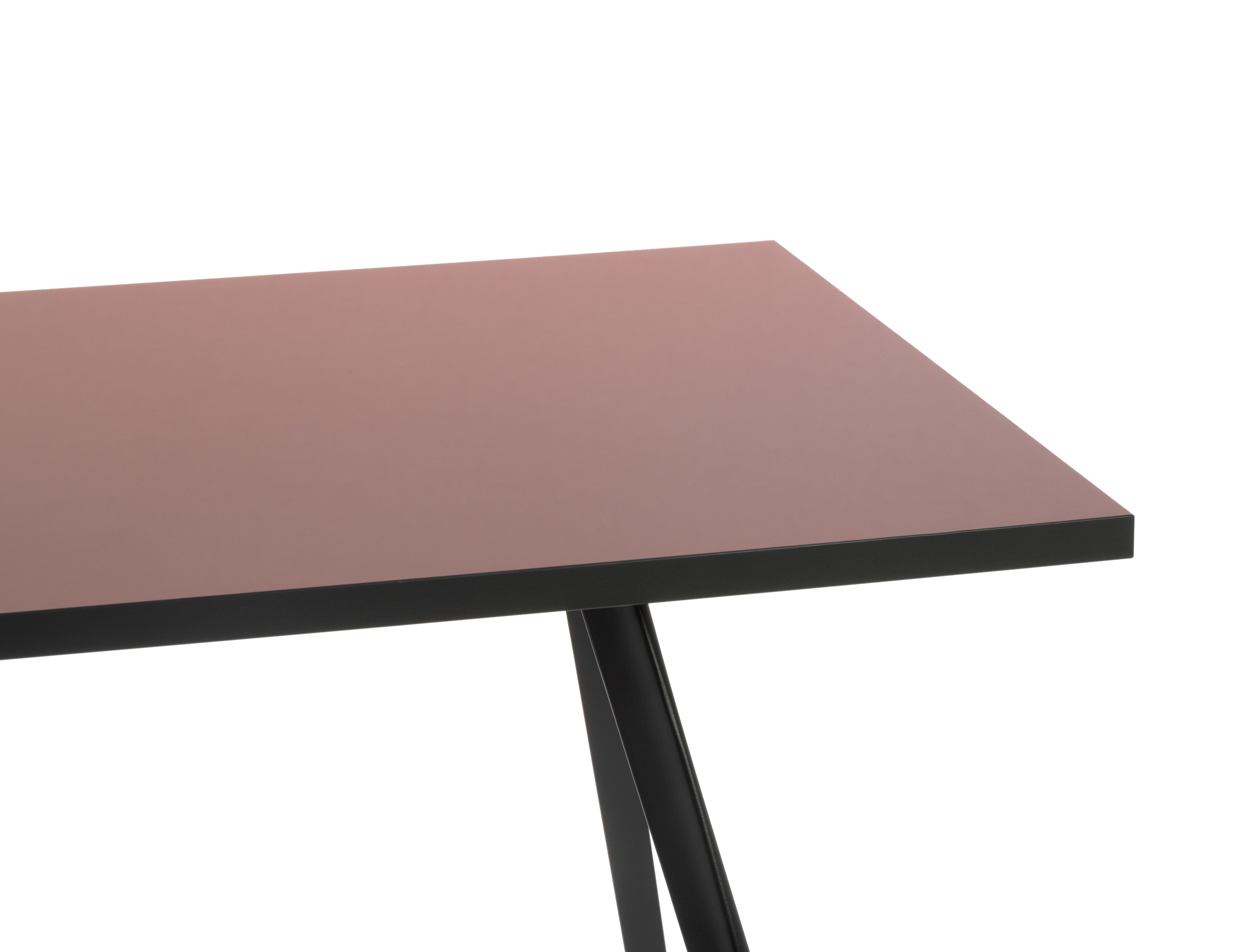 BAGUETTE desk in burgundy with a black base