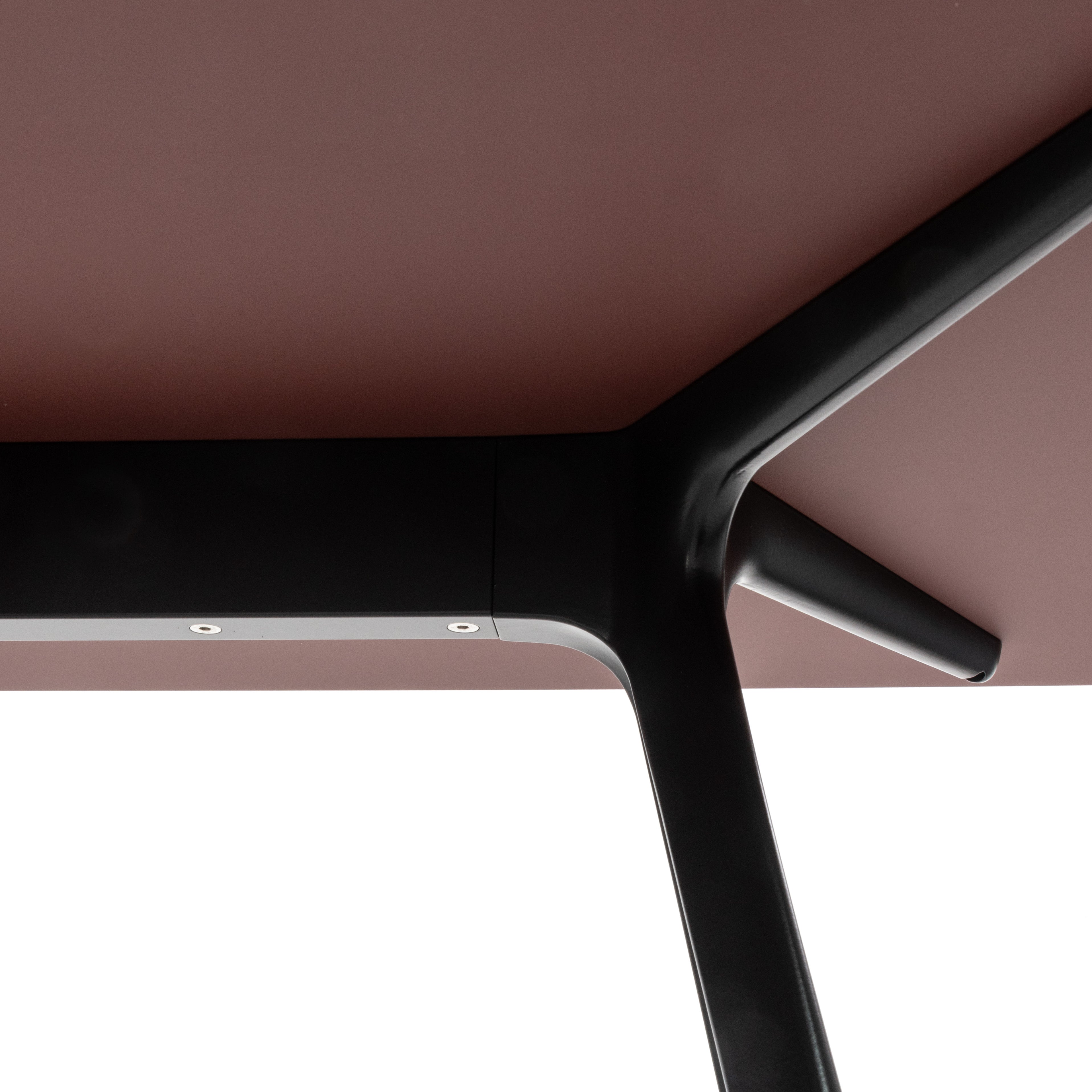 BAGUETTE desk in burgundy with a black base