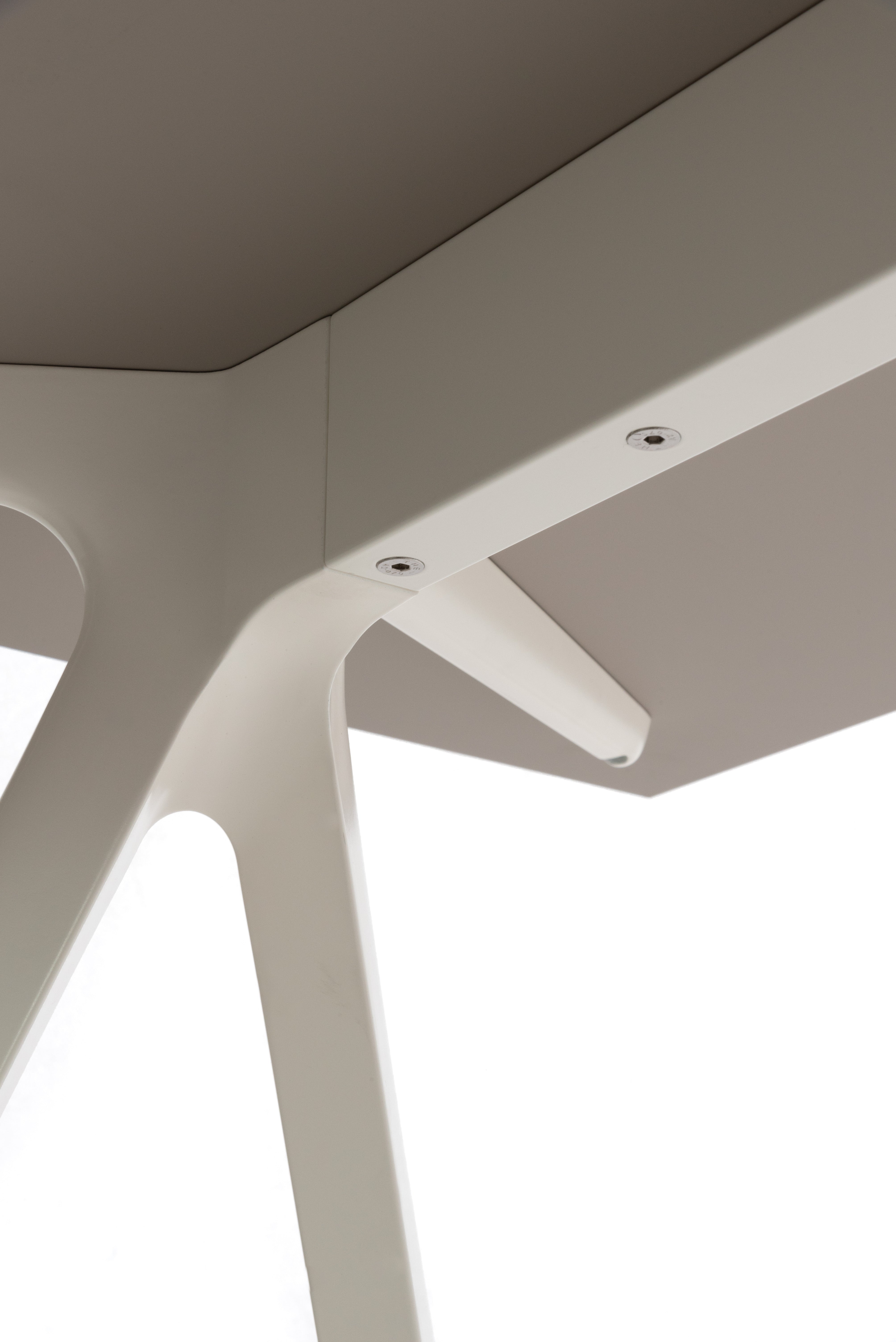 BAGUETTE beige desk with a white base