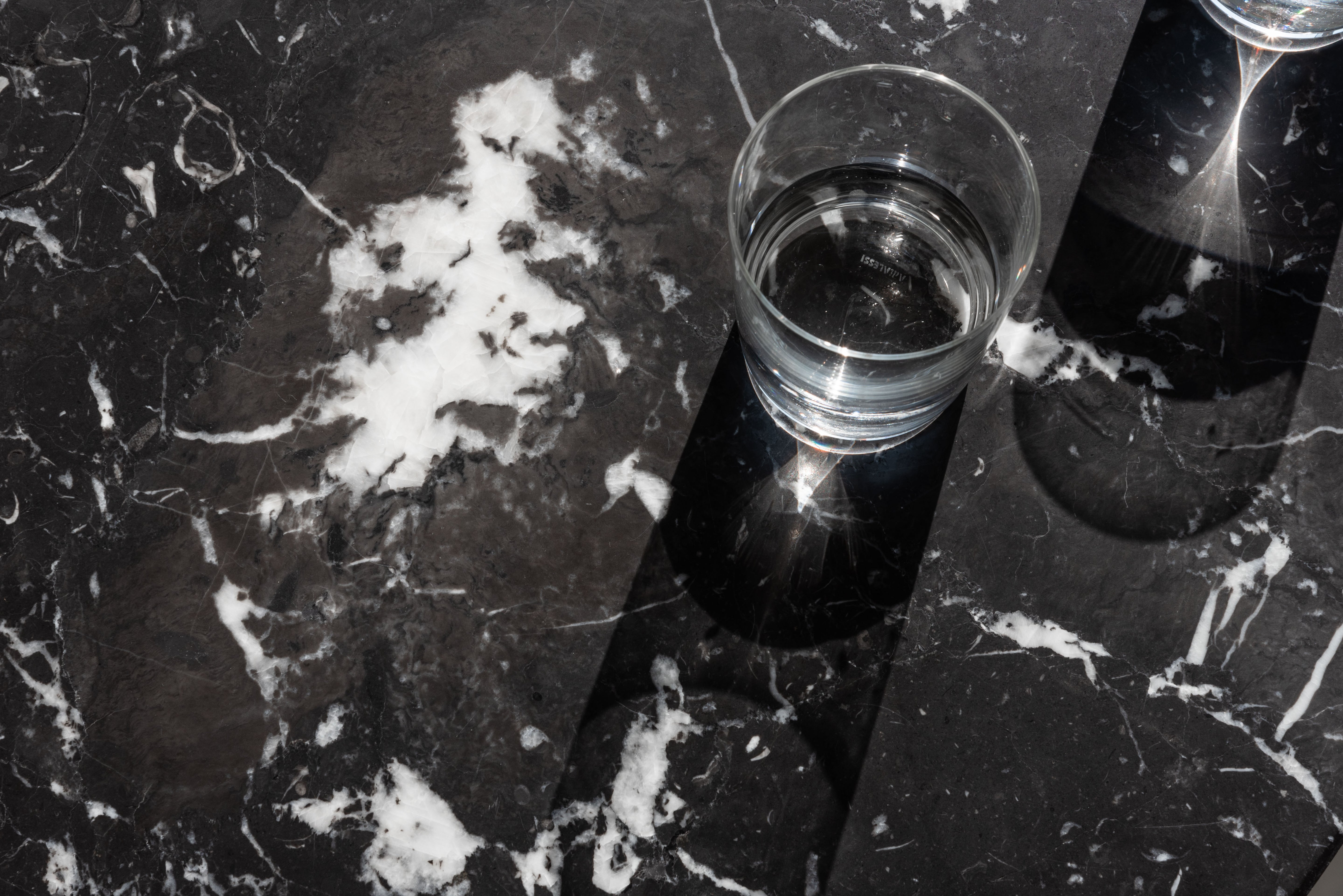 BRUT round table black marble with black base