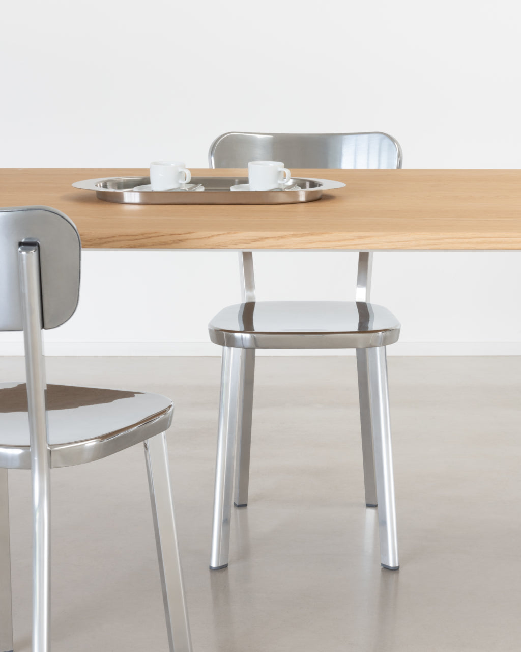 Židle DEJA VU z leštěného hliníku