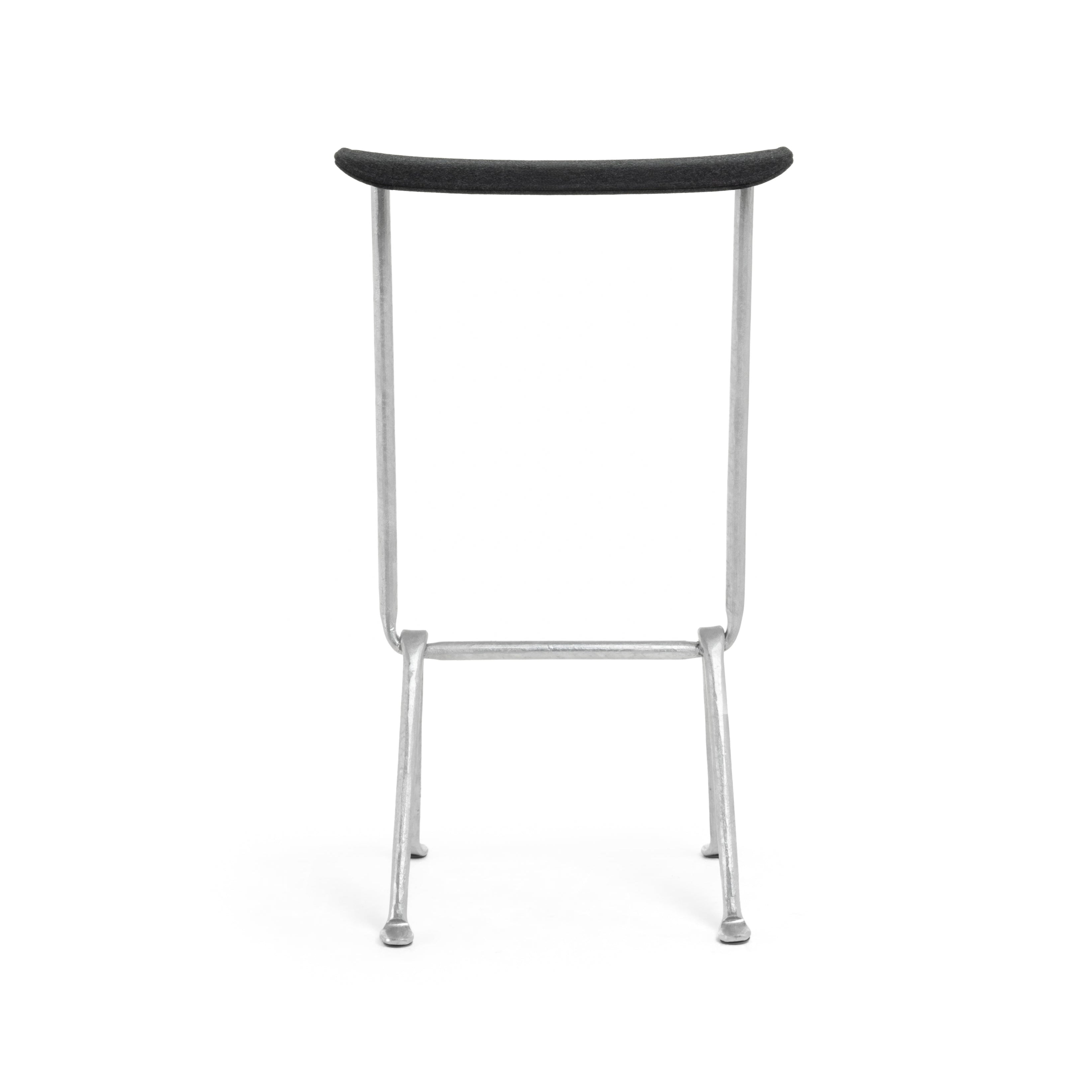 OFFICINA bar stool with a metal base and gray seat