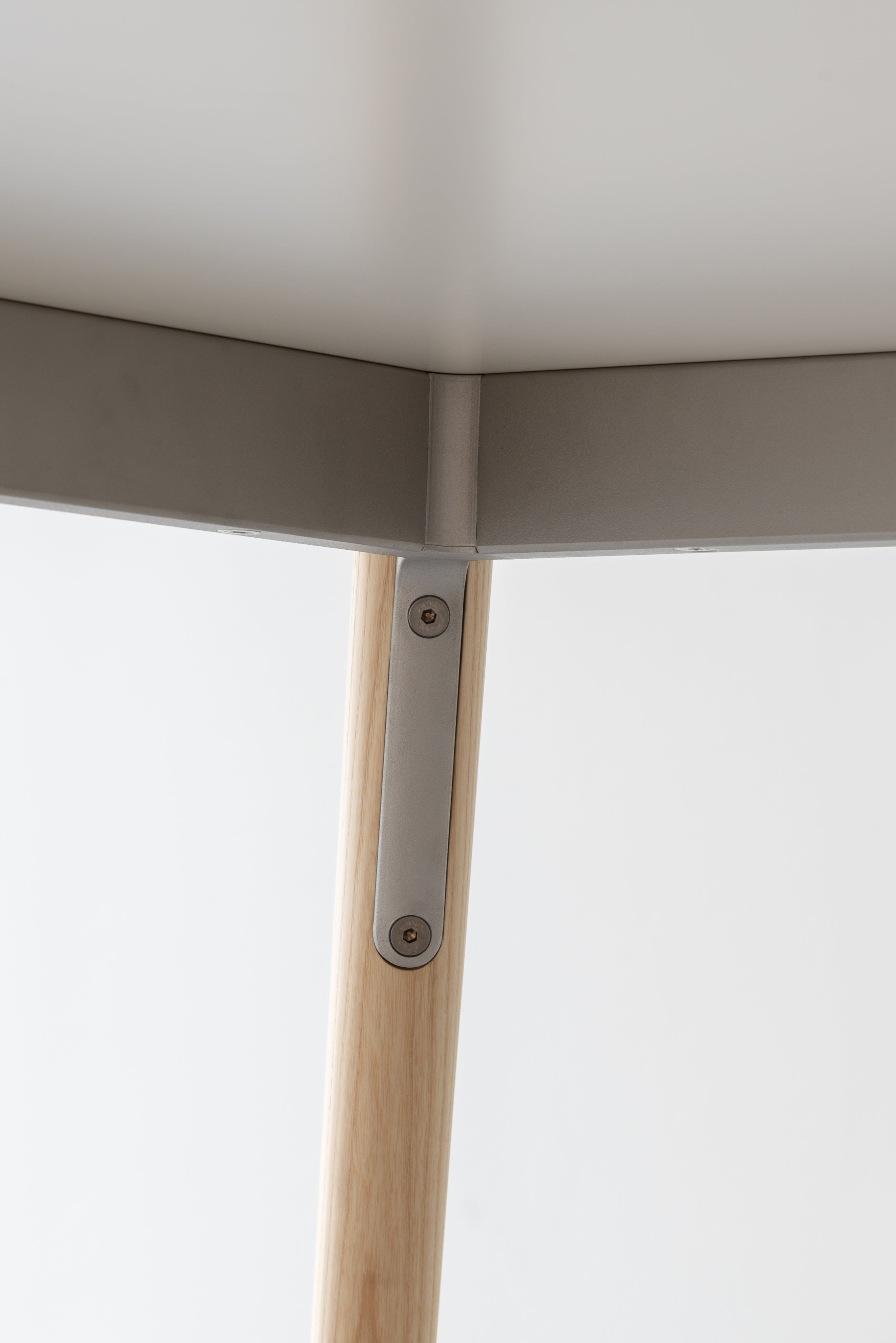 Stół PILO biały blat z jesionową podstawą