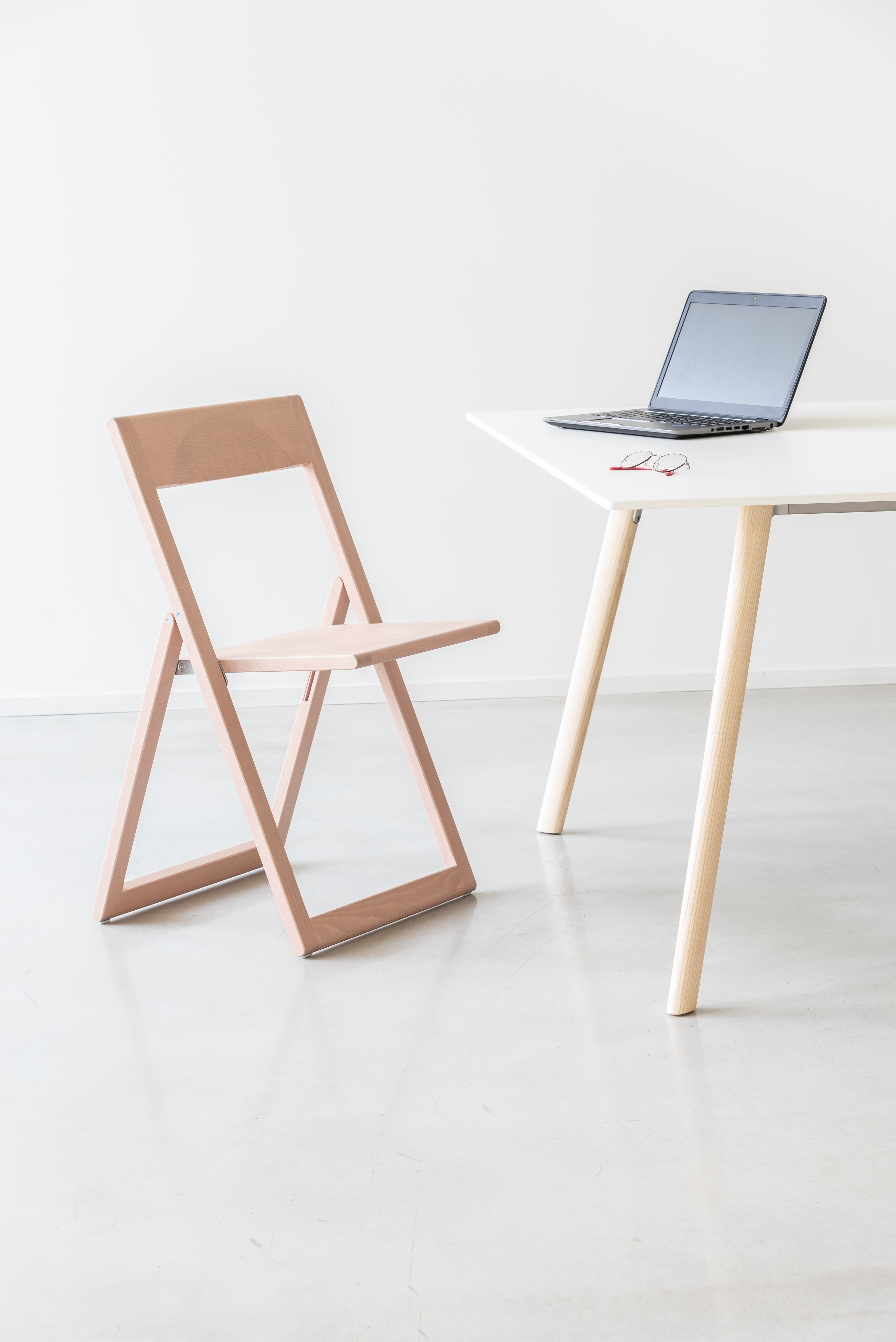 Stół PILO biały blat z jesionową podstawą