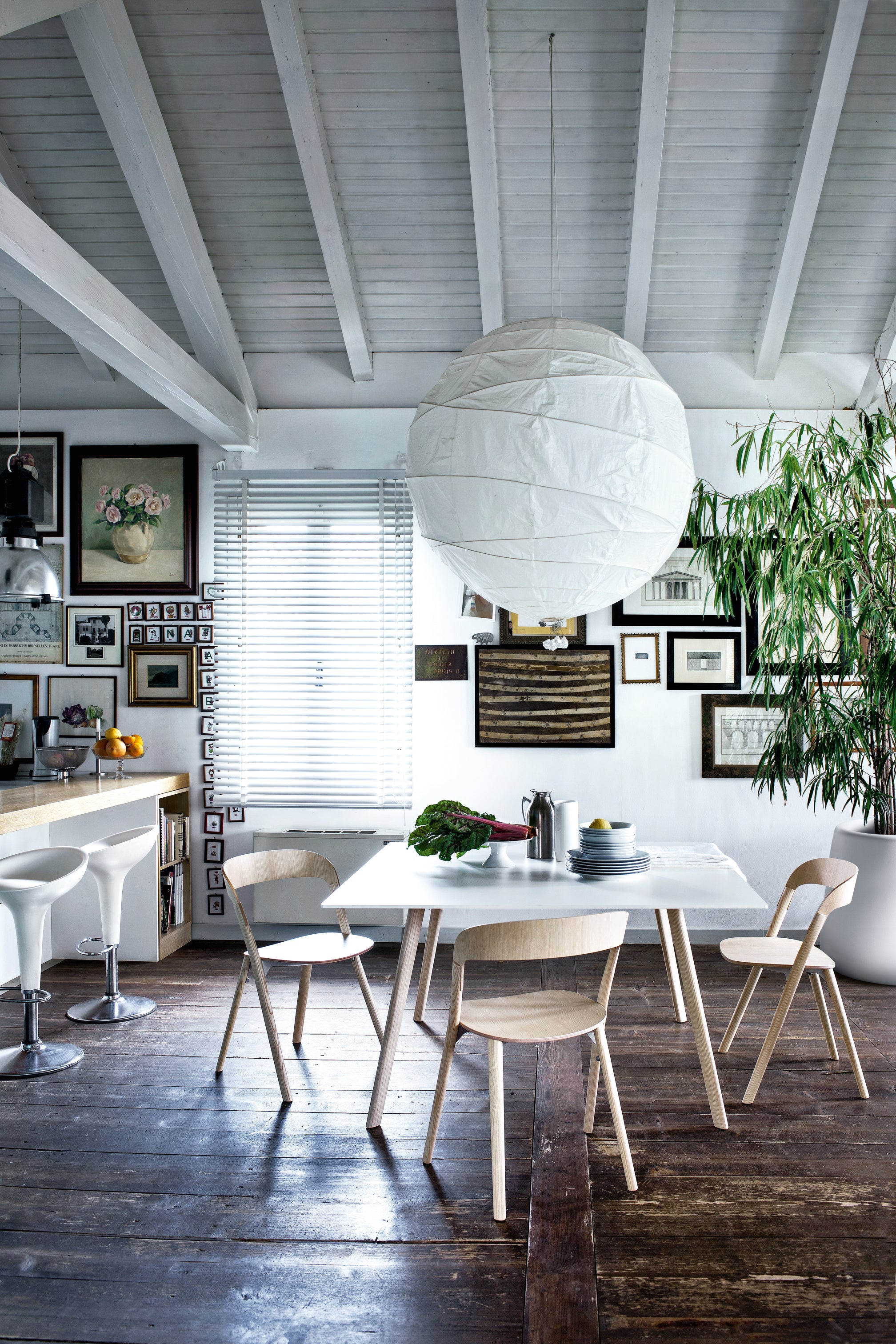 Stół PILO biały blat z jesionową podstawą