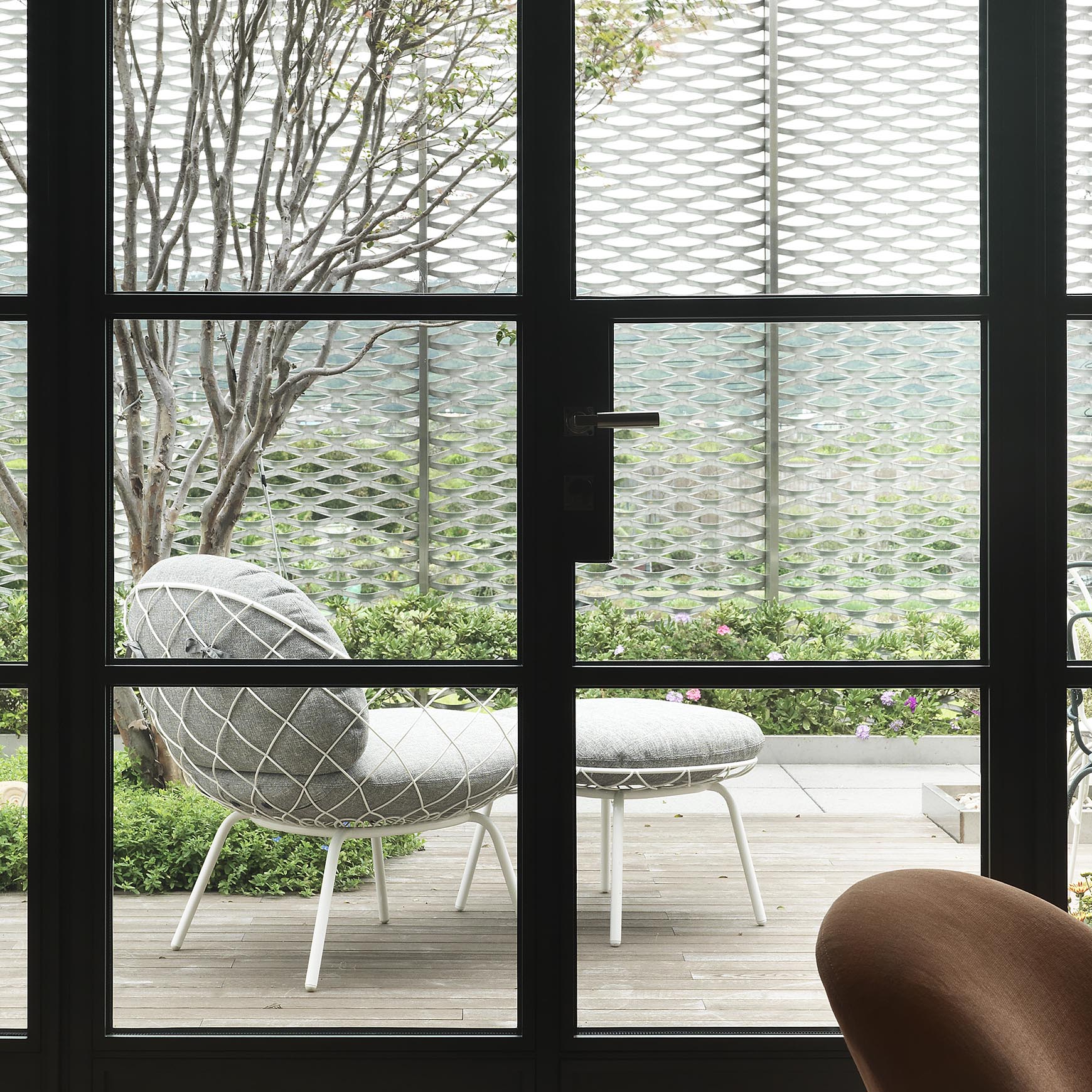 Puf zewnętrzny PIÑA czerwony z czarną podstawą