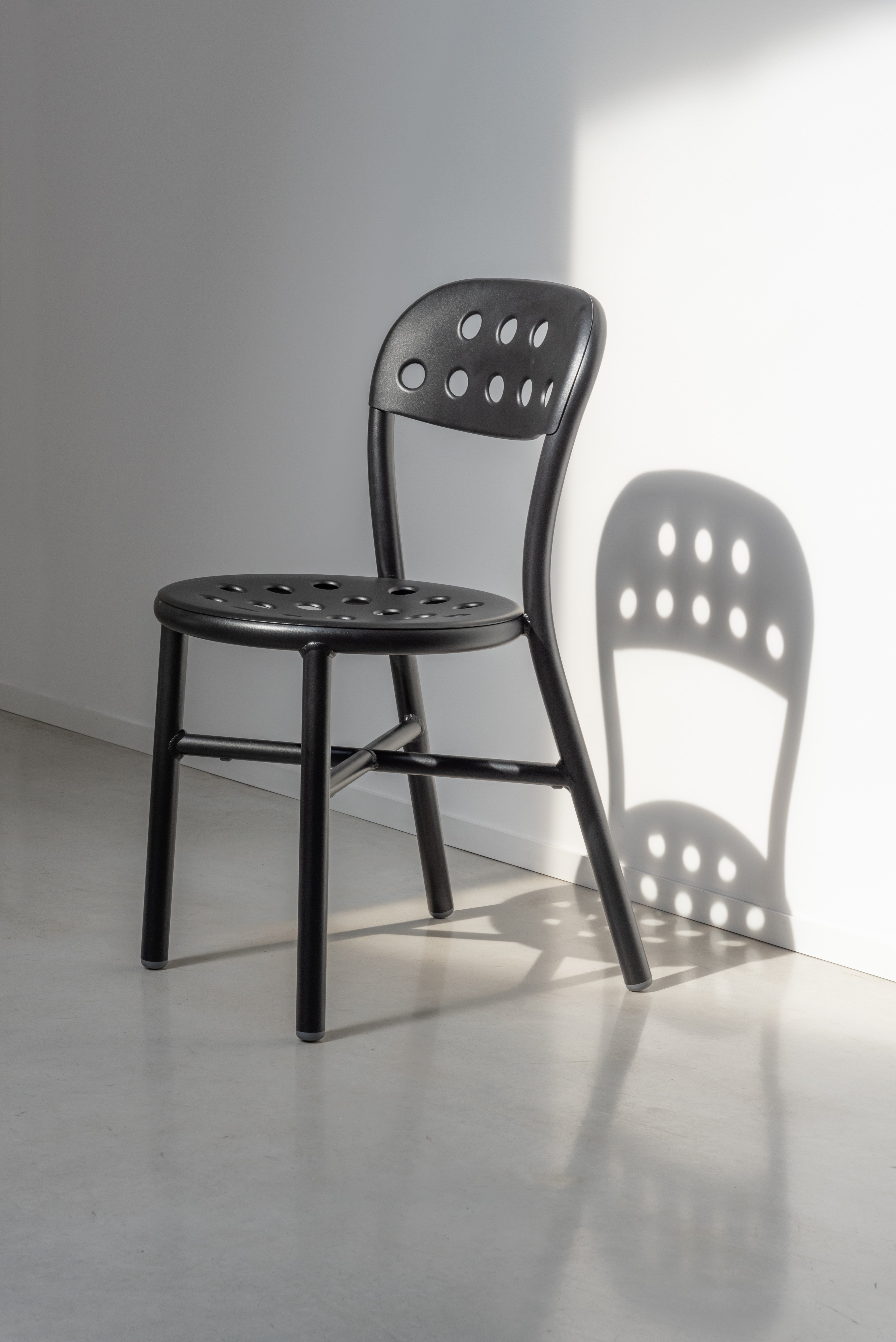 Krzesło z podłokietnikami zewnętrzne PIPE czarny